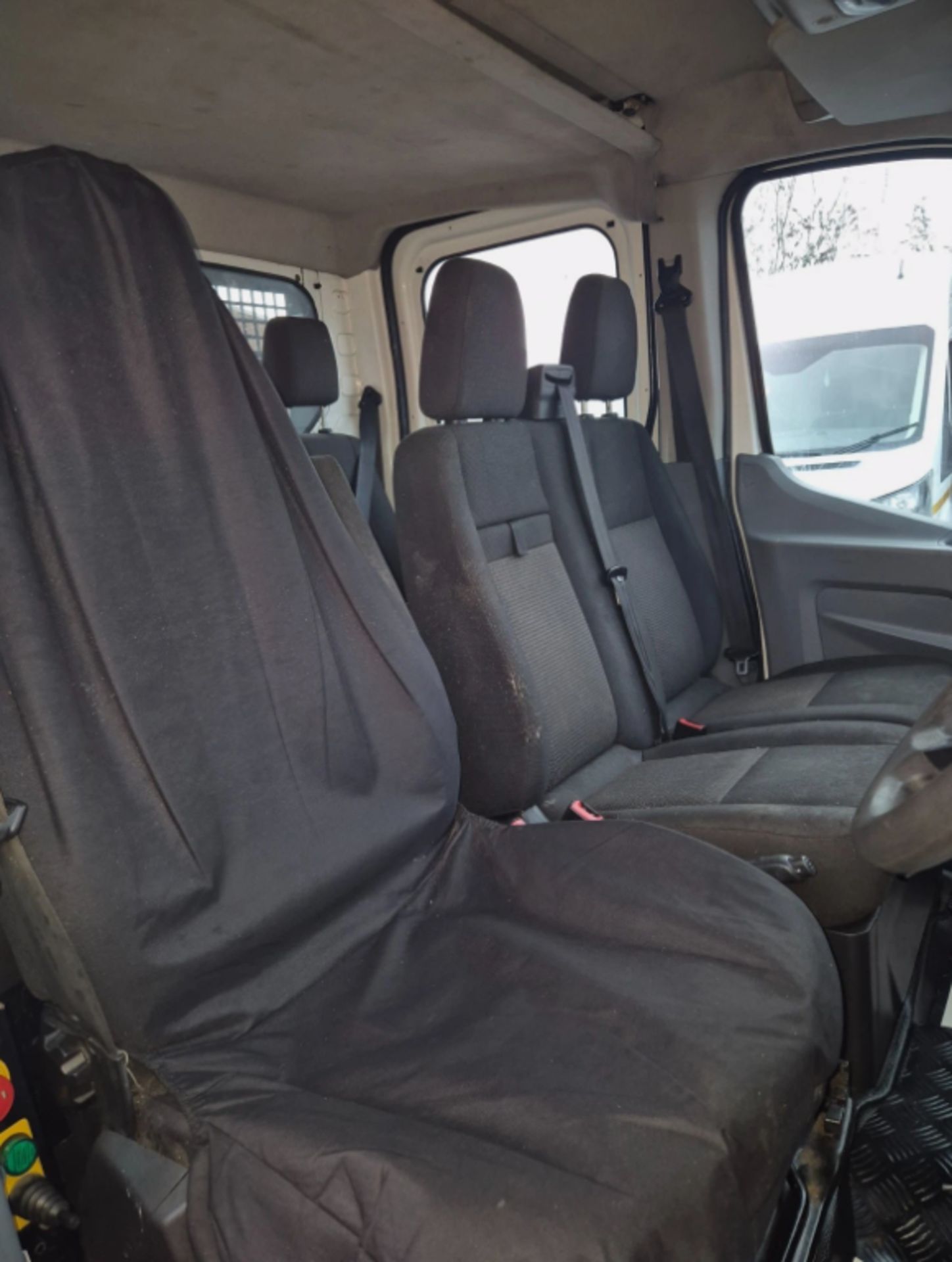 2015 FORD TRANSIT 350 2.2 TDCI MANUAL CHASSIS CAB IN WHITE, 2198CC HEAVY >>--NO VAT ON HAMMER--<< - Image 10 of 14