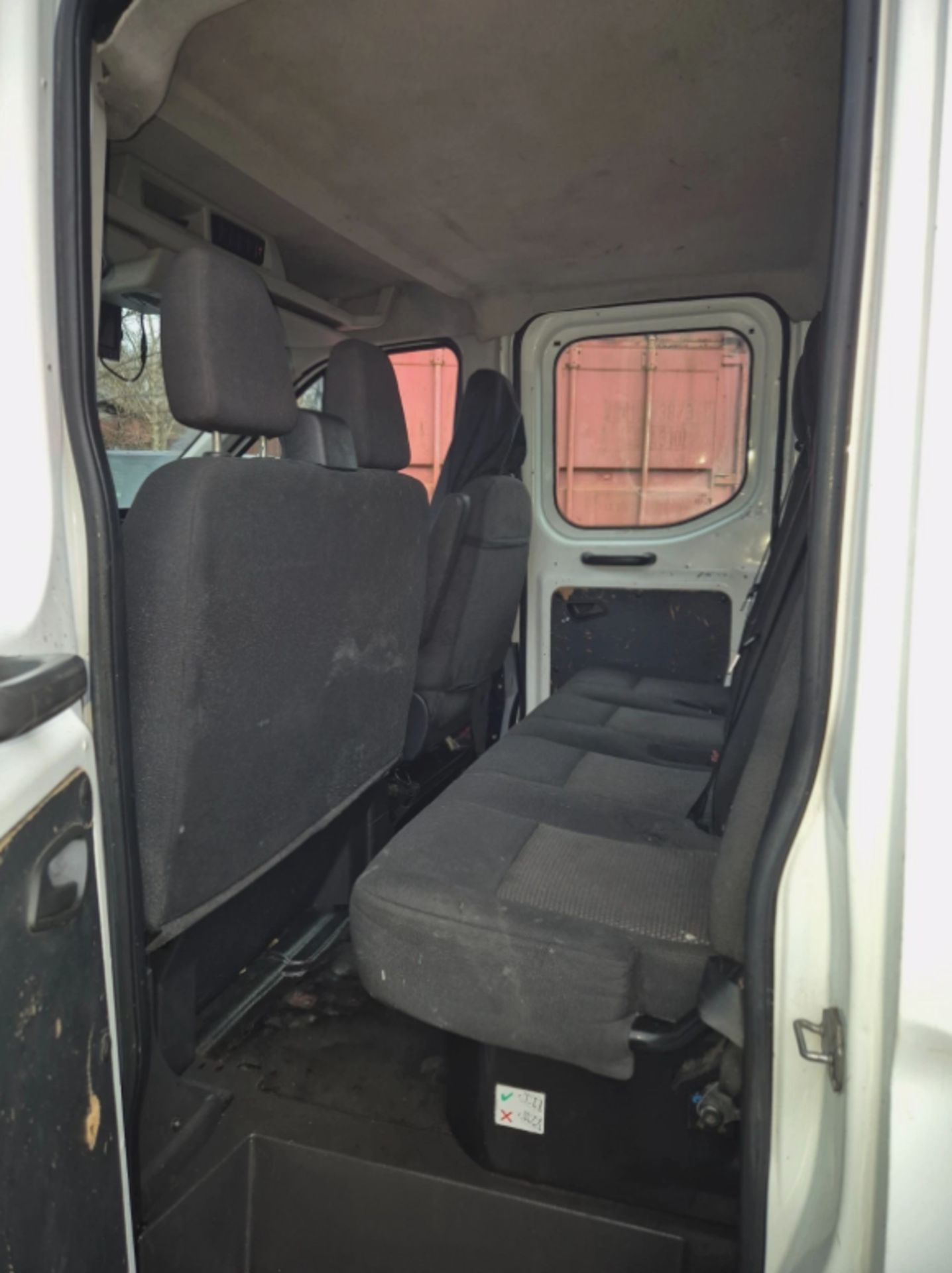 2015 FORD TRANSIT 350 2.2 TDCI MANUAL CHASSIS CAB IN WHITE, 2198CC HEAVY >>--NO VAT ON HAMMER--<< - Image 13 of 14