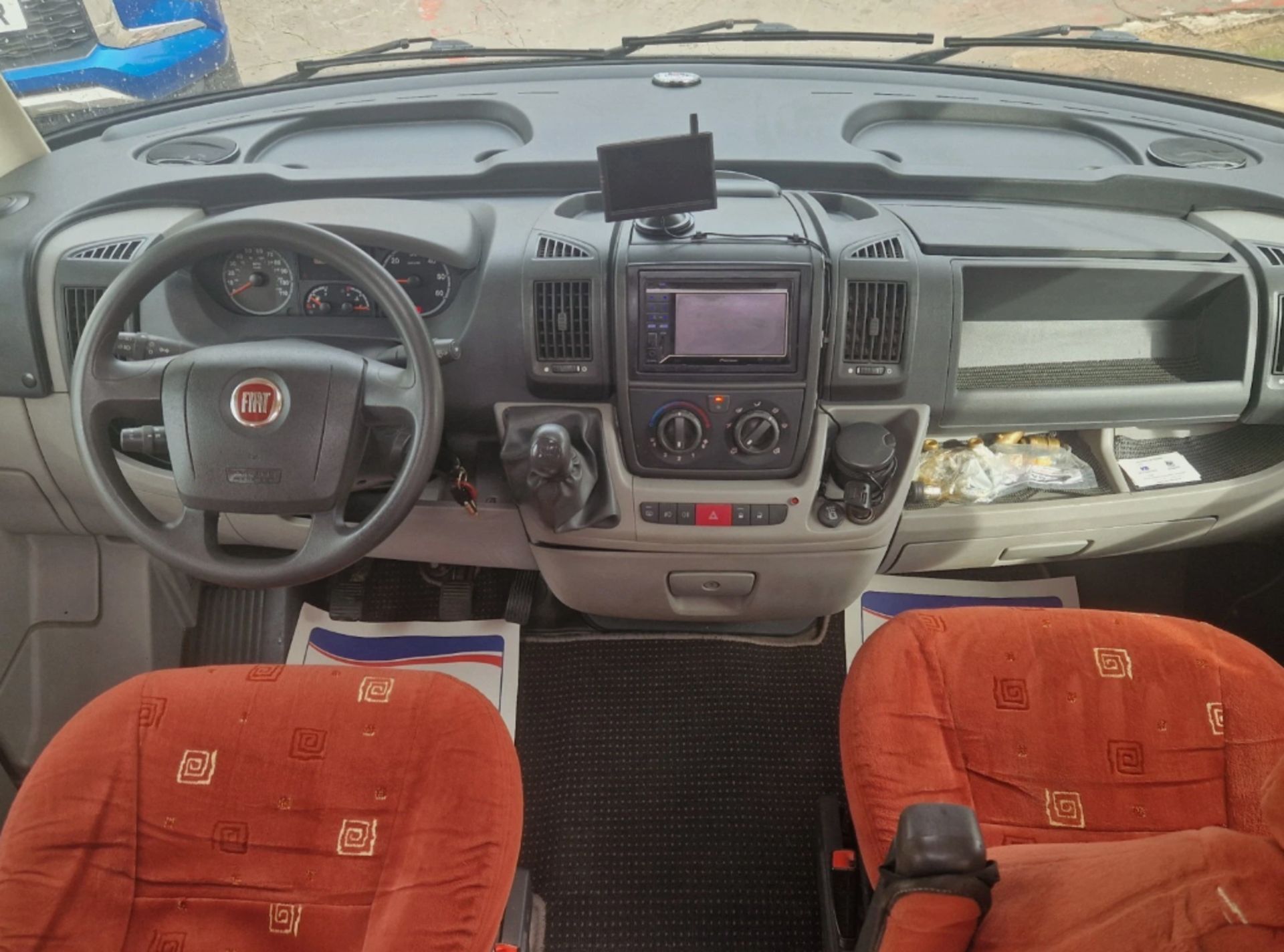 2011 RAPIDO LE RANDONNEUR 9090DF 4-BERTH FIXED ISLAND BED >>--NO VAT ON HAMMER--<< - Image 10 of 23