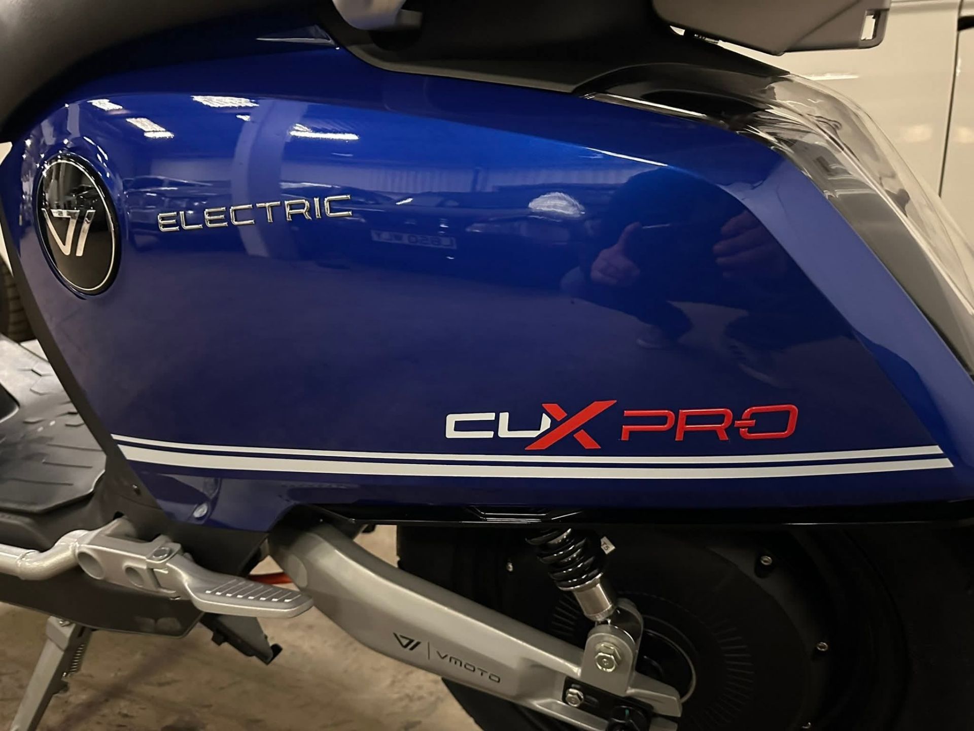 GREY BRAND NEW 2025 ROAD LEGAL VMOTO CUX PRO ELECTRIC MOPED (50CC EQUIVALENT) - Image 6 of 10