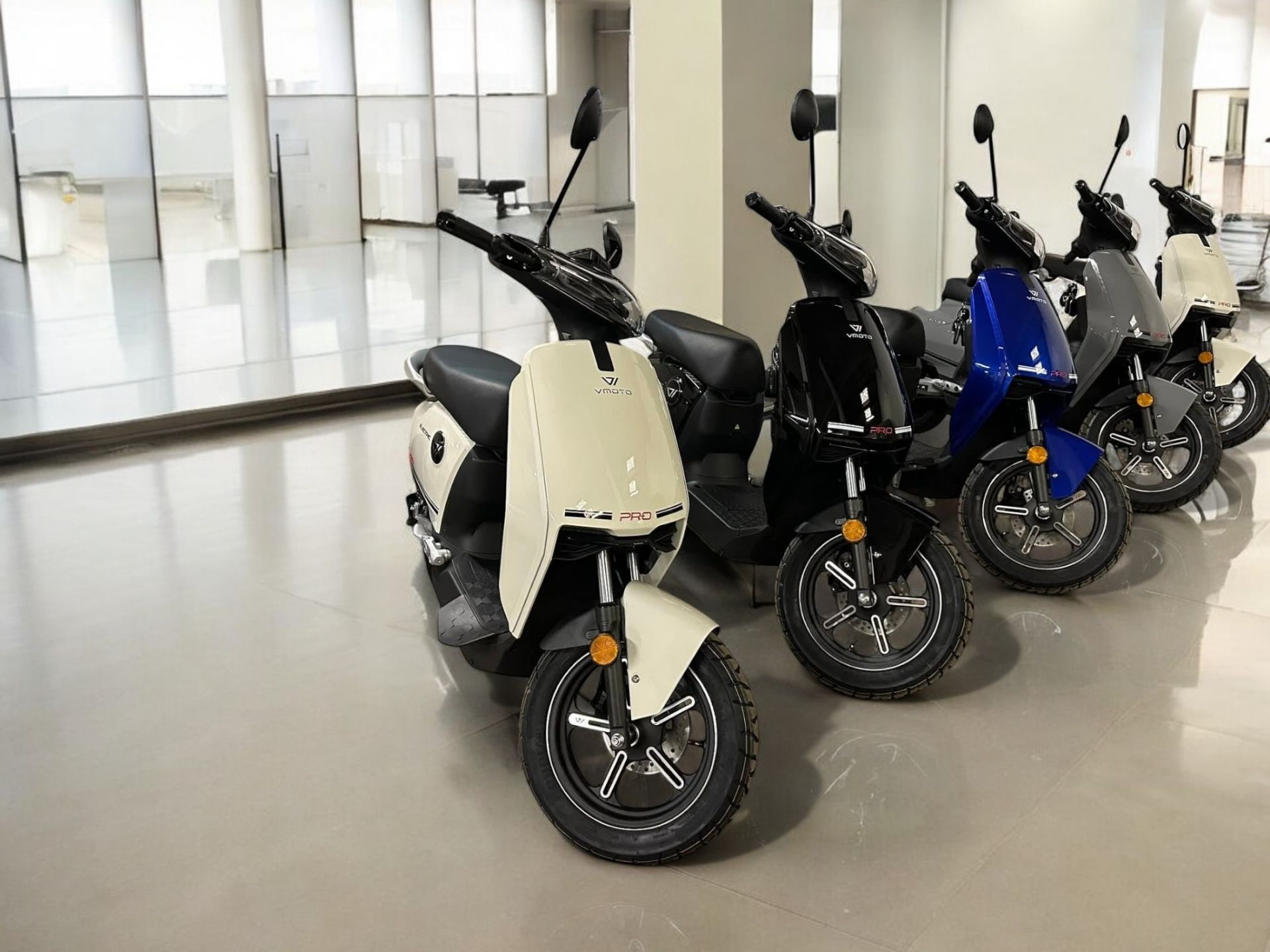 WHITE BRAND NEW 2025 ROAD LEGAL VMOTO CUX PRO ELECTRIC MOPED (50CC EQUIVALENT) - Image 2 of 10