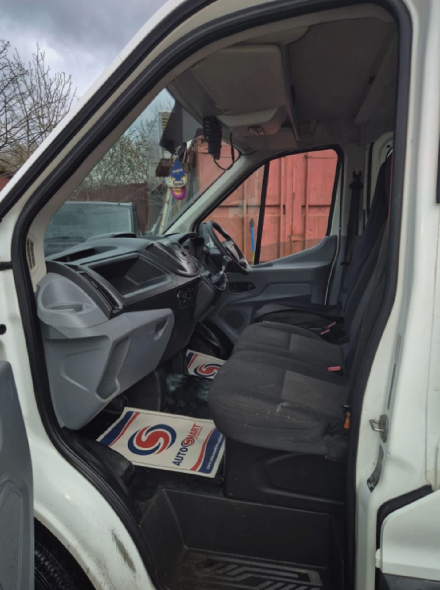 2015 FORD TRANSIT 350 2.2 TDCI MANUAL CHASSIS CAB IN WHITE, 2198CC HEAVY >>--NO VAT ON HAMMER--<< - Image 12 of 14