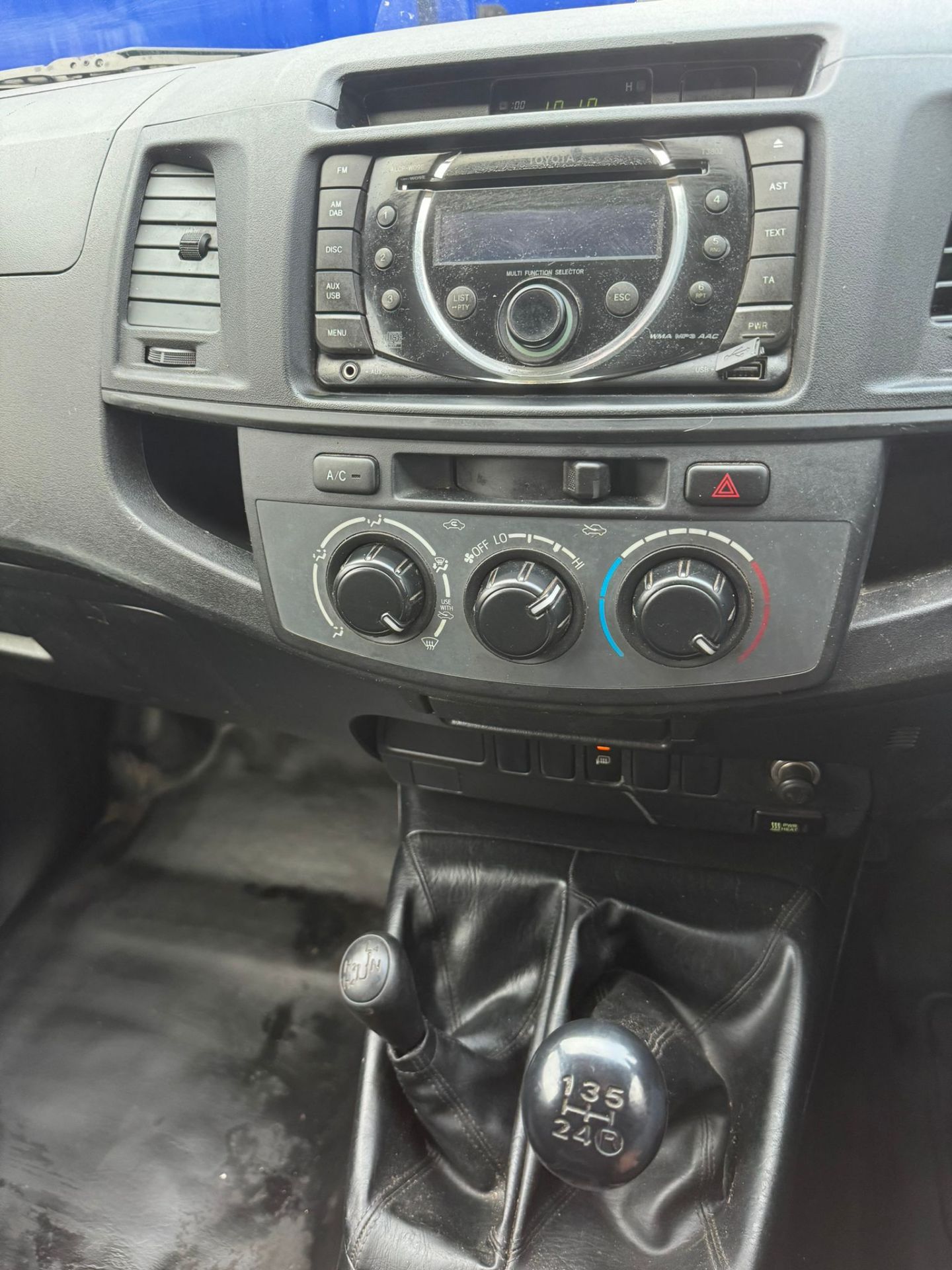 2014 TOYOTA HILUX ACTIVE D-4D 4X4 S/C TIPPER - Image 12 of 22