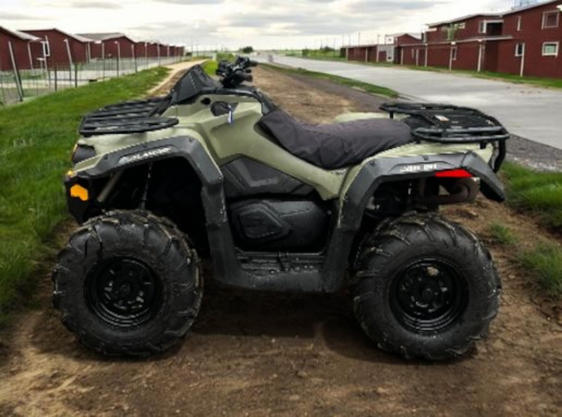 CAN AM 570 PRO 2017 760 HOURS SELECTABLE 2WD OR 4WD - Image 2 of 7