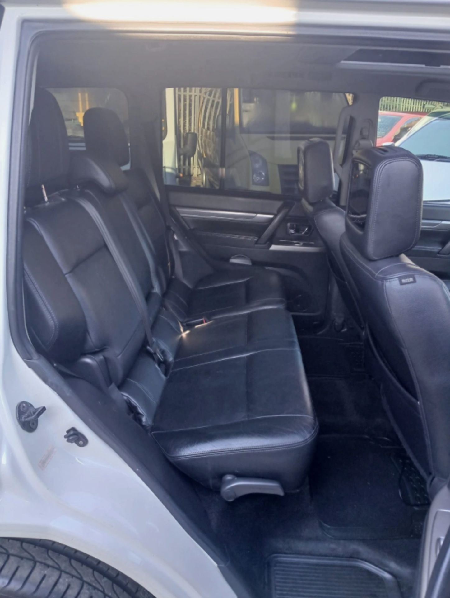 2016 MITSUBISHI SHOGUN SG4 DI-D LWB AUTO 7 SEATS SUV DIESEL AUTOMATIC >>--NO VAT ON HAMMER--<< - Image 12 of 17