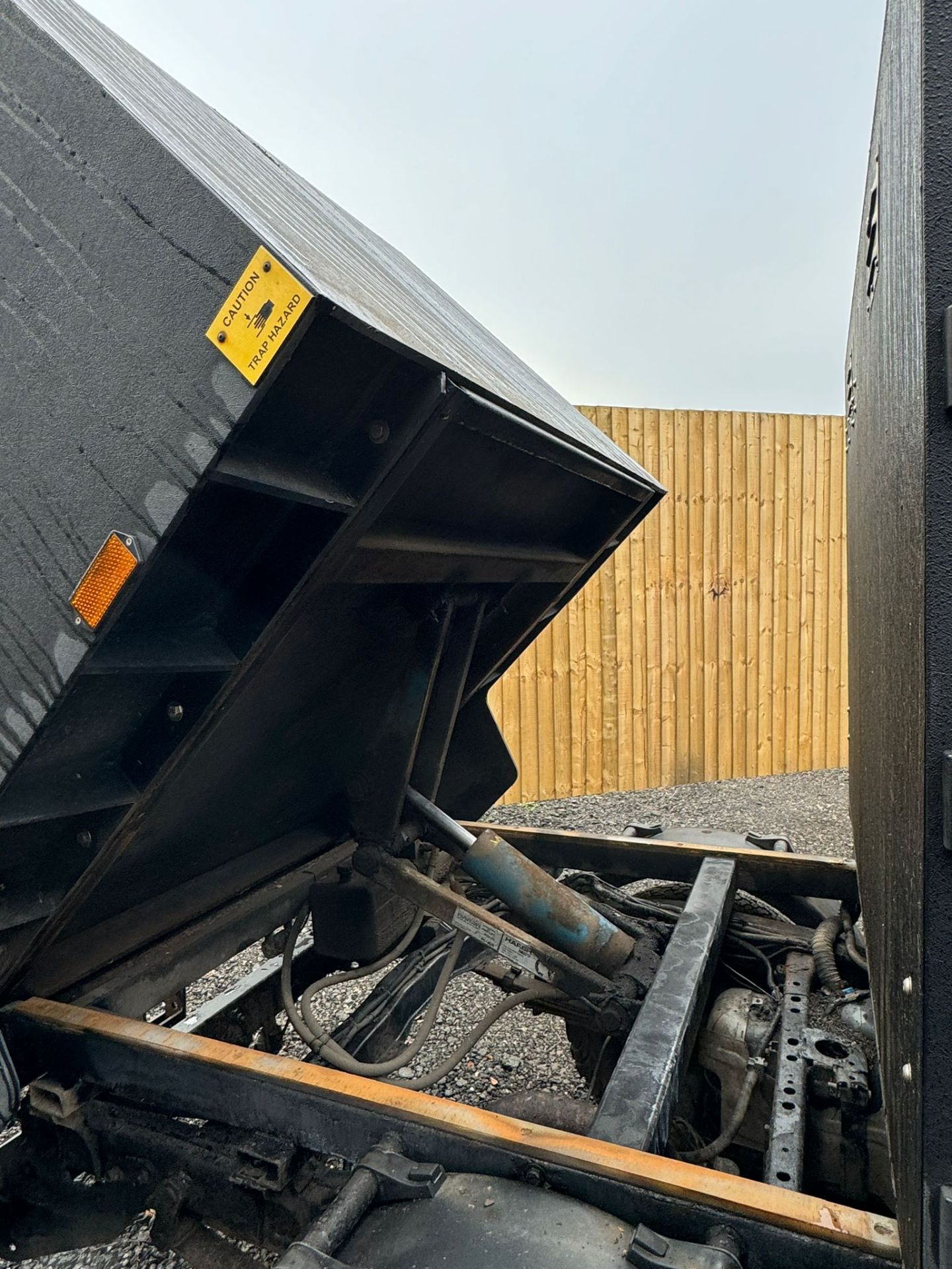 2014 TOYOTA HILUX ACTIVE D-4D 4X4 S/C TIPPER - Image 7 of 22