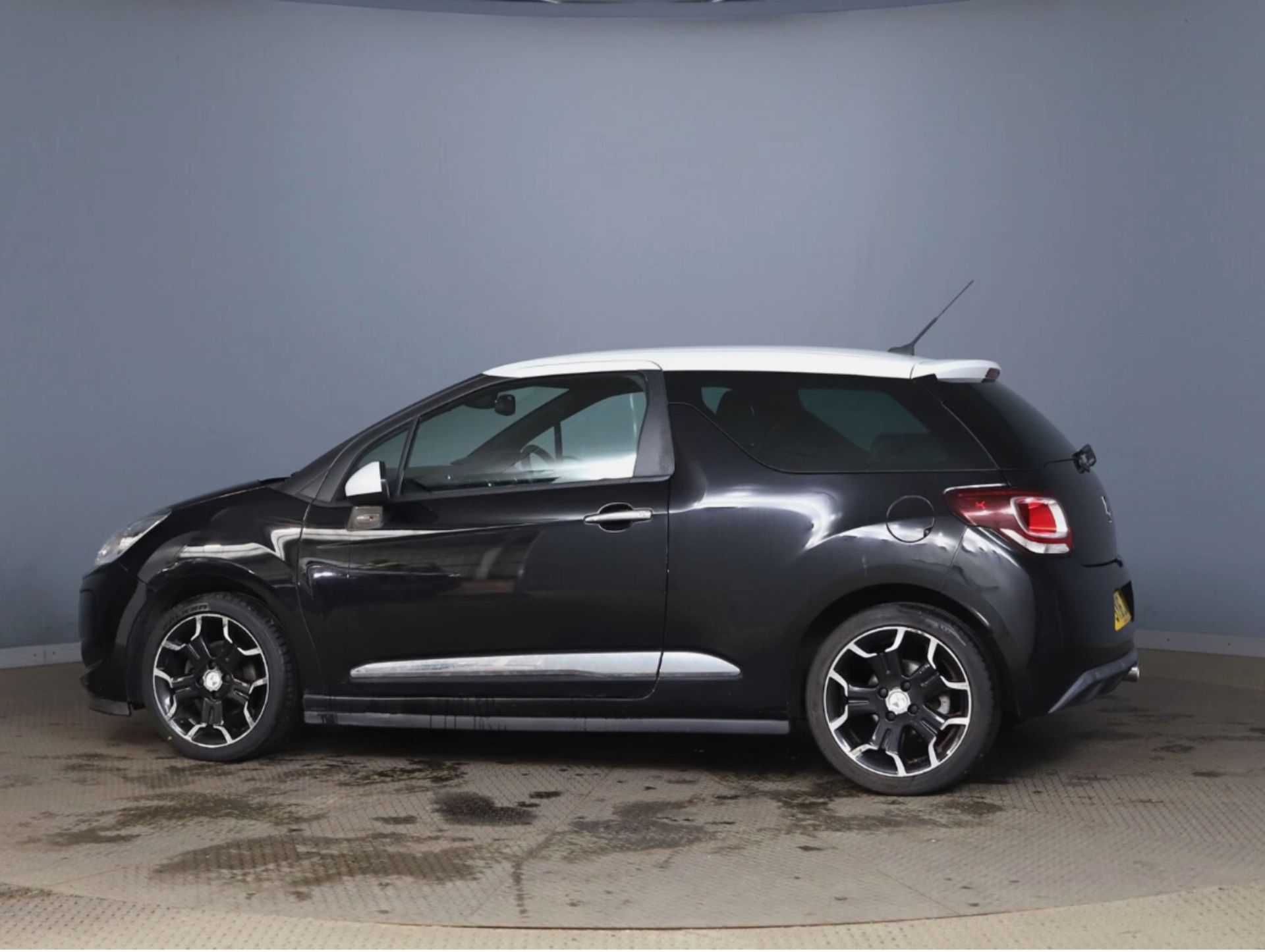 **(ONLY 53K MILEAGE)** 2016 CITROëN DS3 ELEGANCE BLUEHDI – EURO 6 - Image 9 of 12