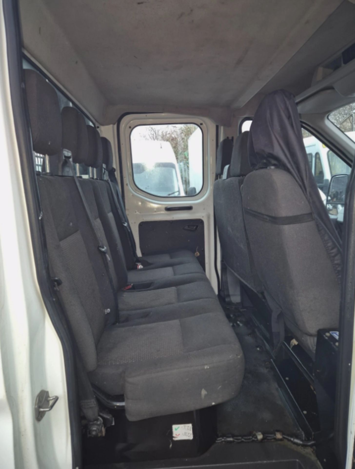 2015 FORD TRANSIT 350 2.2 TDCI MANUAL CHASSIS CAB IN WHITE, 2198CC HEAVY >>--NO VAT ON HAMMER--<< - Image 11 of 14