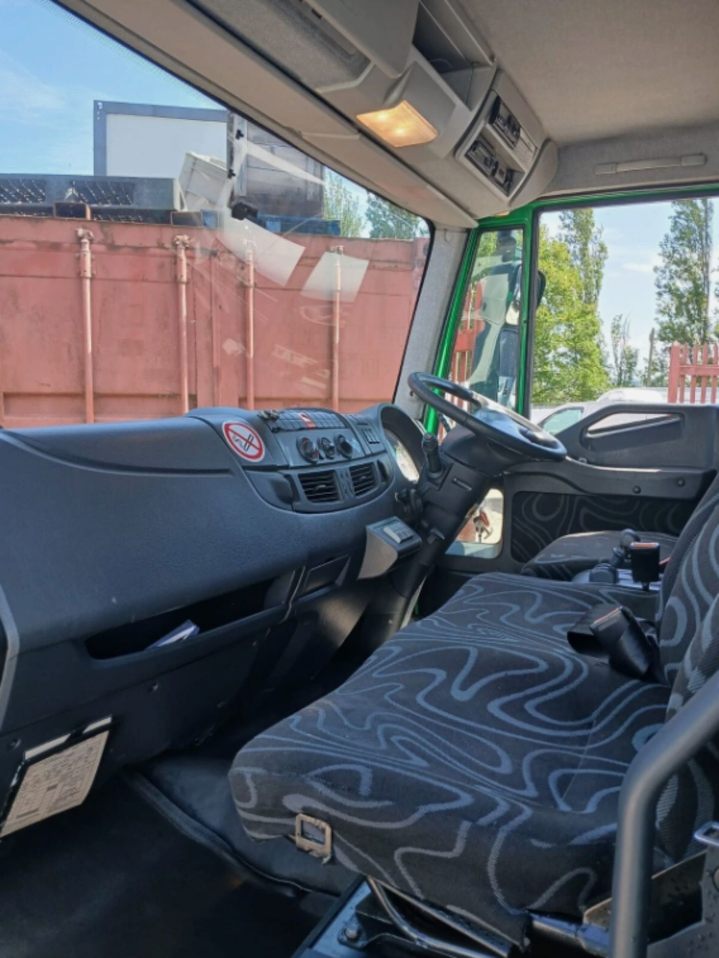 2013 IVECO EUROCARGO 7.5 TONNE FRIDGE LORRY >>--NO VAT ON HAMMER--<< - Image 10 of 12