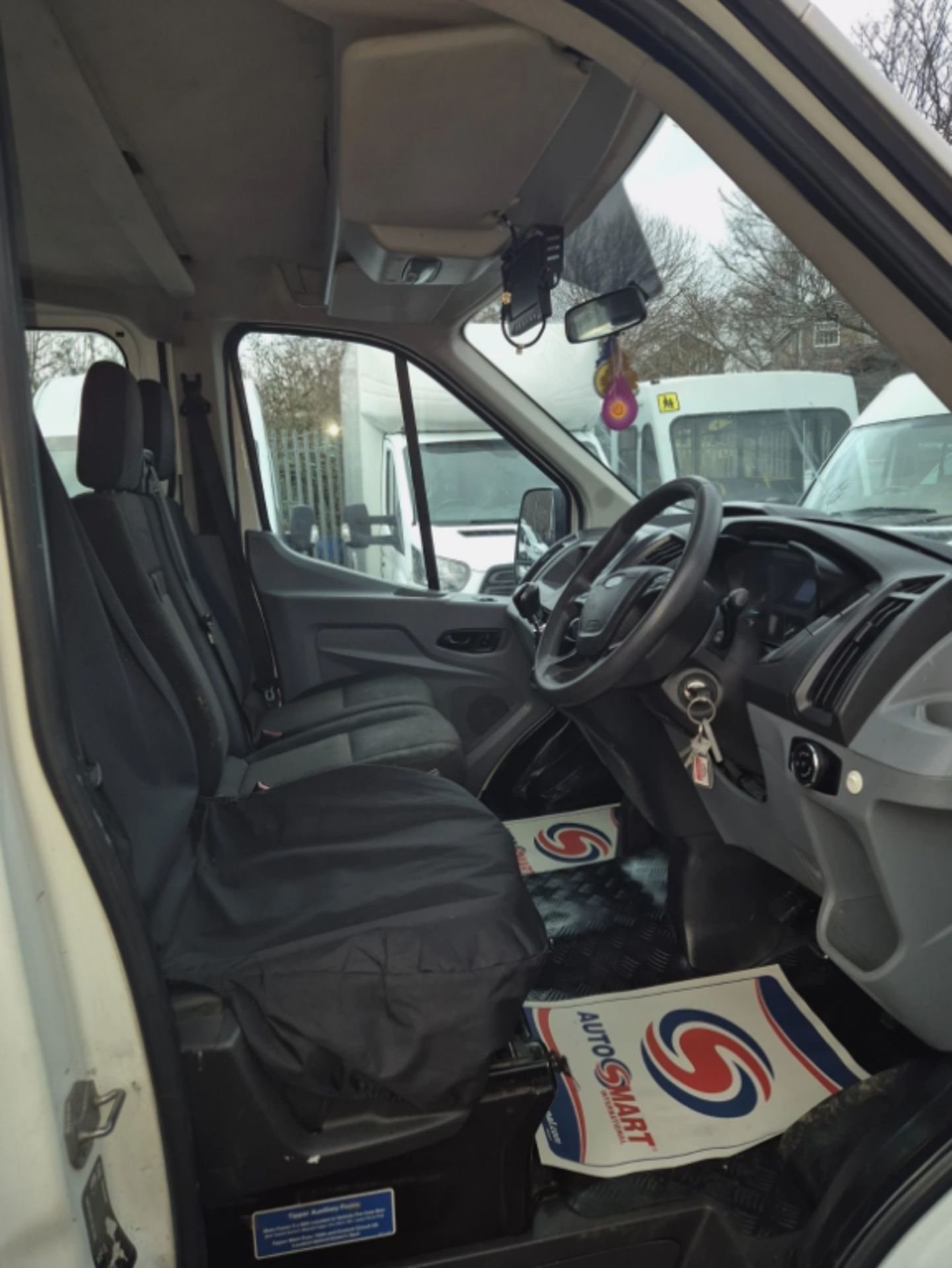 2015 FORD TRANSIT 350 2.2 TDCI MANUAL CHASSIS CAB IN WHITE, 2198CC HEAVY >>--NO VAT ON HAMMER--<< - Image 9 of 14