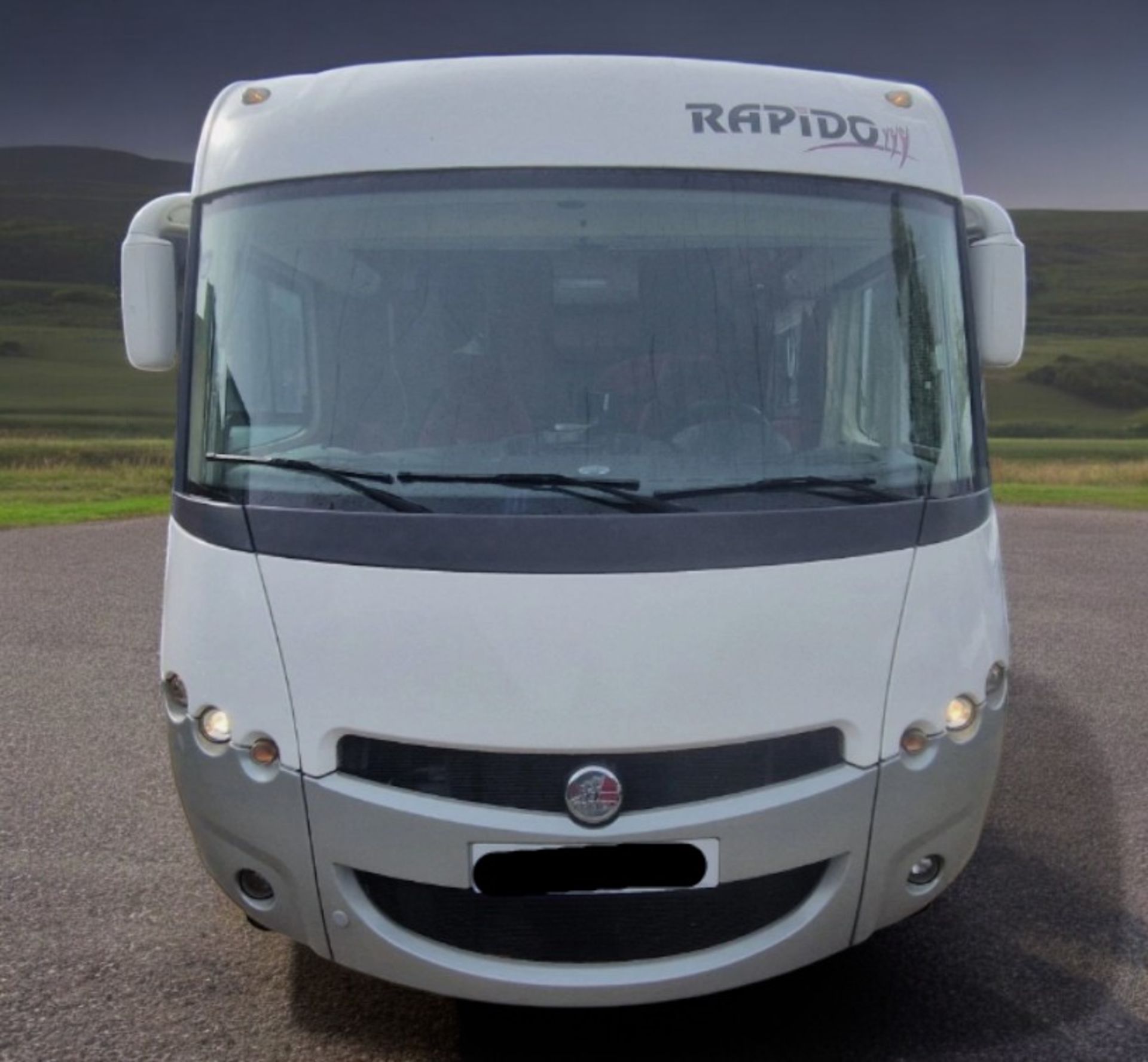 2011 RAPIDO LE RANDONNEUR 9090DF 4-BERTH FIXED ISLAND BED >>--NO VAT ON HAMMER--<< - Image 2 of 23