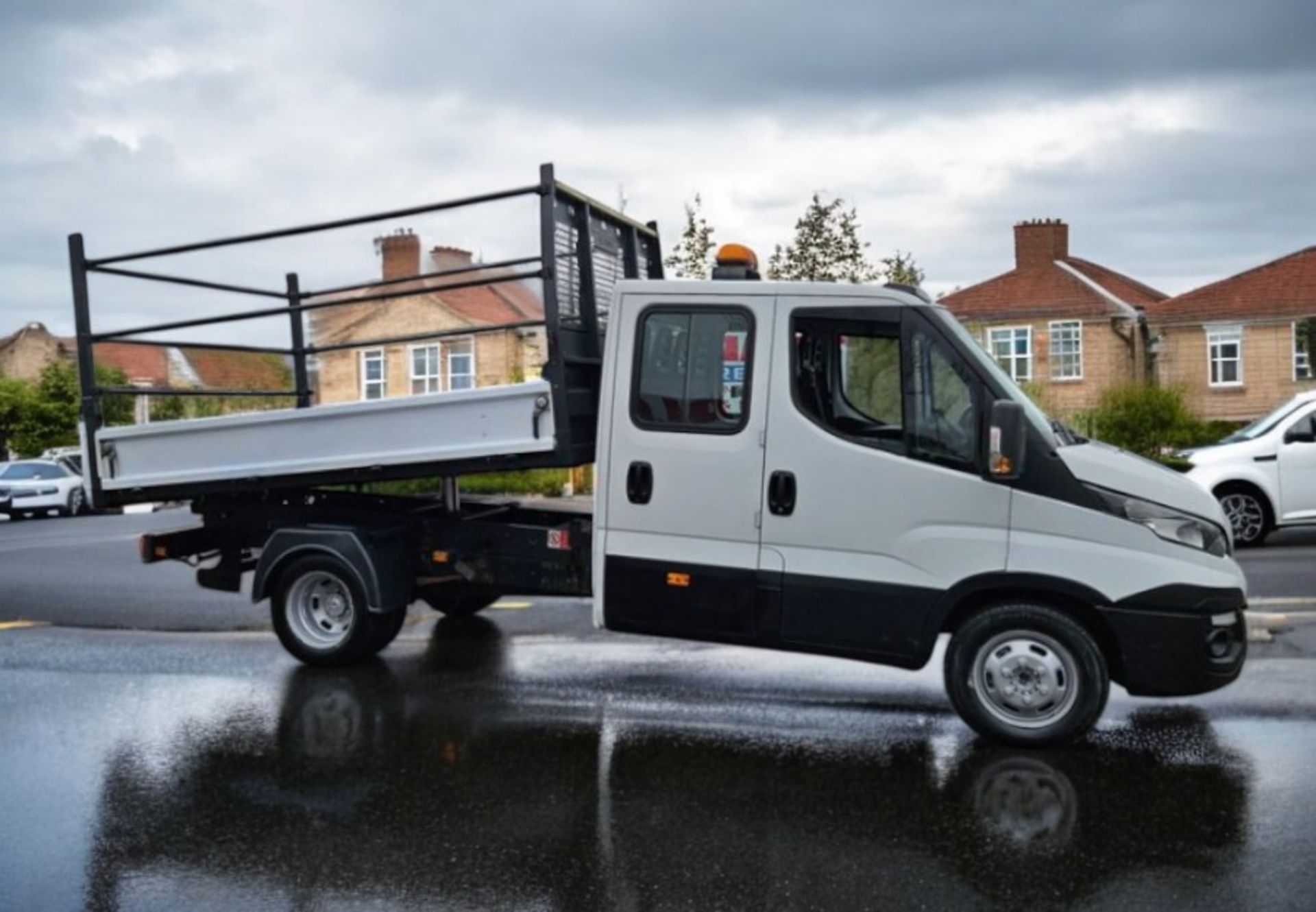 **(ONLY 87K MILEAGE)** 2016 IVECO DAILY 35C13 – CREW CAB TIPPER - Image 2 of 13