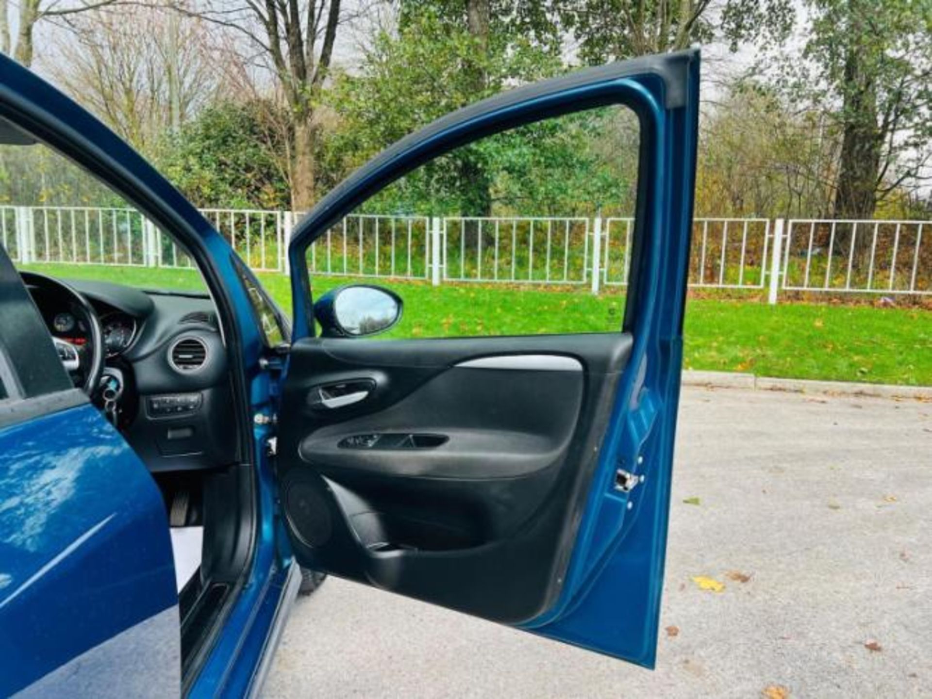 FIAT PUNTO 1.2 GBT 5DR >>--NO VAT ON HAMMER--<< - Image 18 of 32