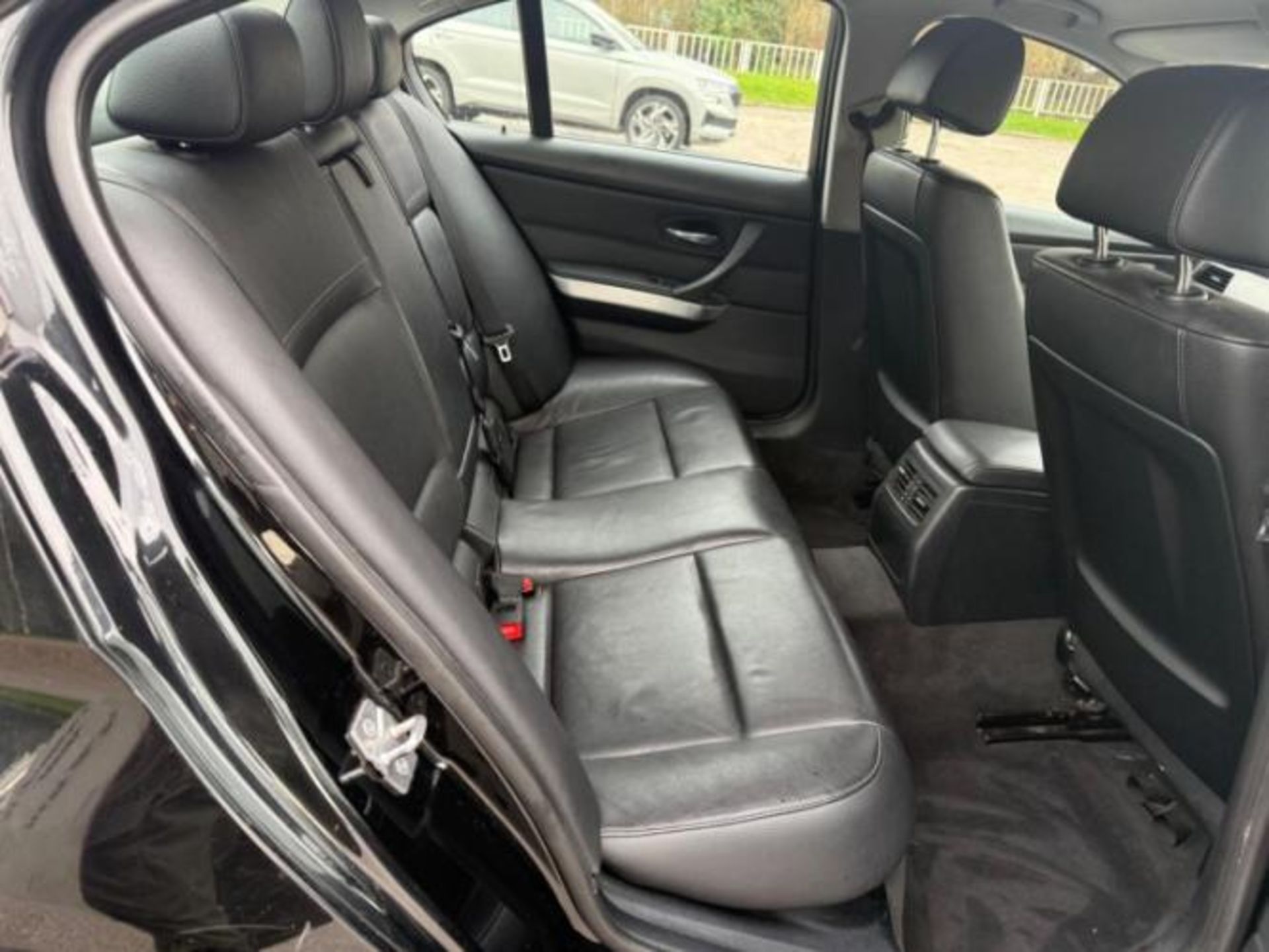 2011 BMW 320D EXCLUSIVE EDITION 1995CC MANUAL SALOON BLACK >>--NO VAT ON HAMMER--<< - Image 22 of 25