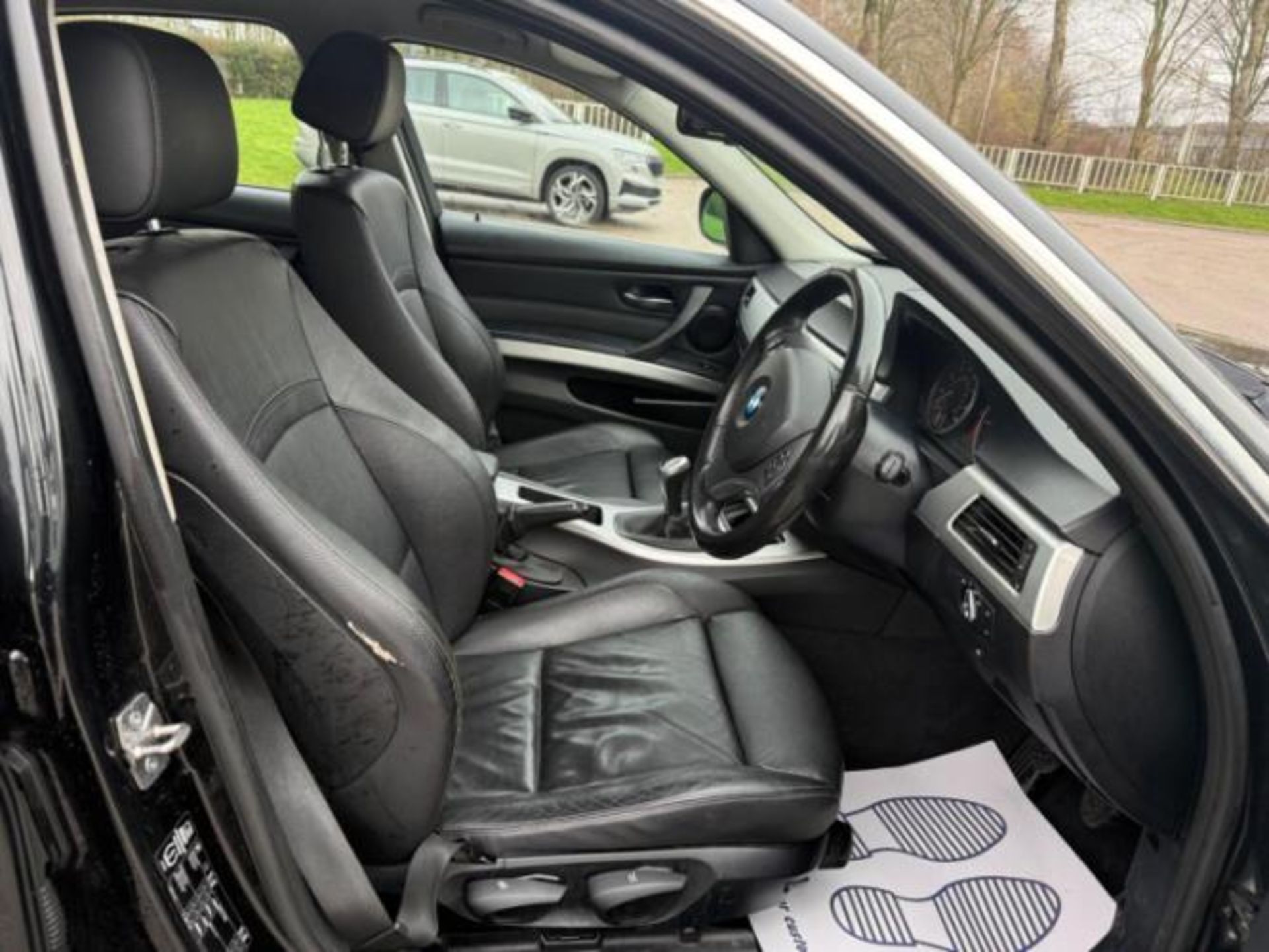 2011 BMW 320D EXCLUSIVE EDITION 1995CC MANUAL SALOON BLACK >>--NO VAT ON HAMMER--<< - Image 21 of 25