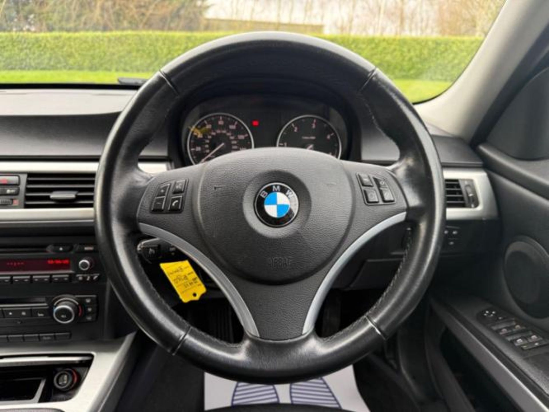 2011 BMW 320D EXCLUSIVE EDITION 1995CC MANUAL SALOON BLACK >>--NO VAT ON HAMMER--<< - Image 16 of 25