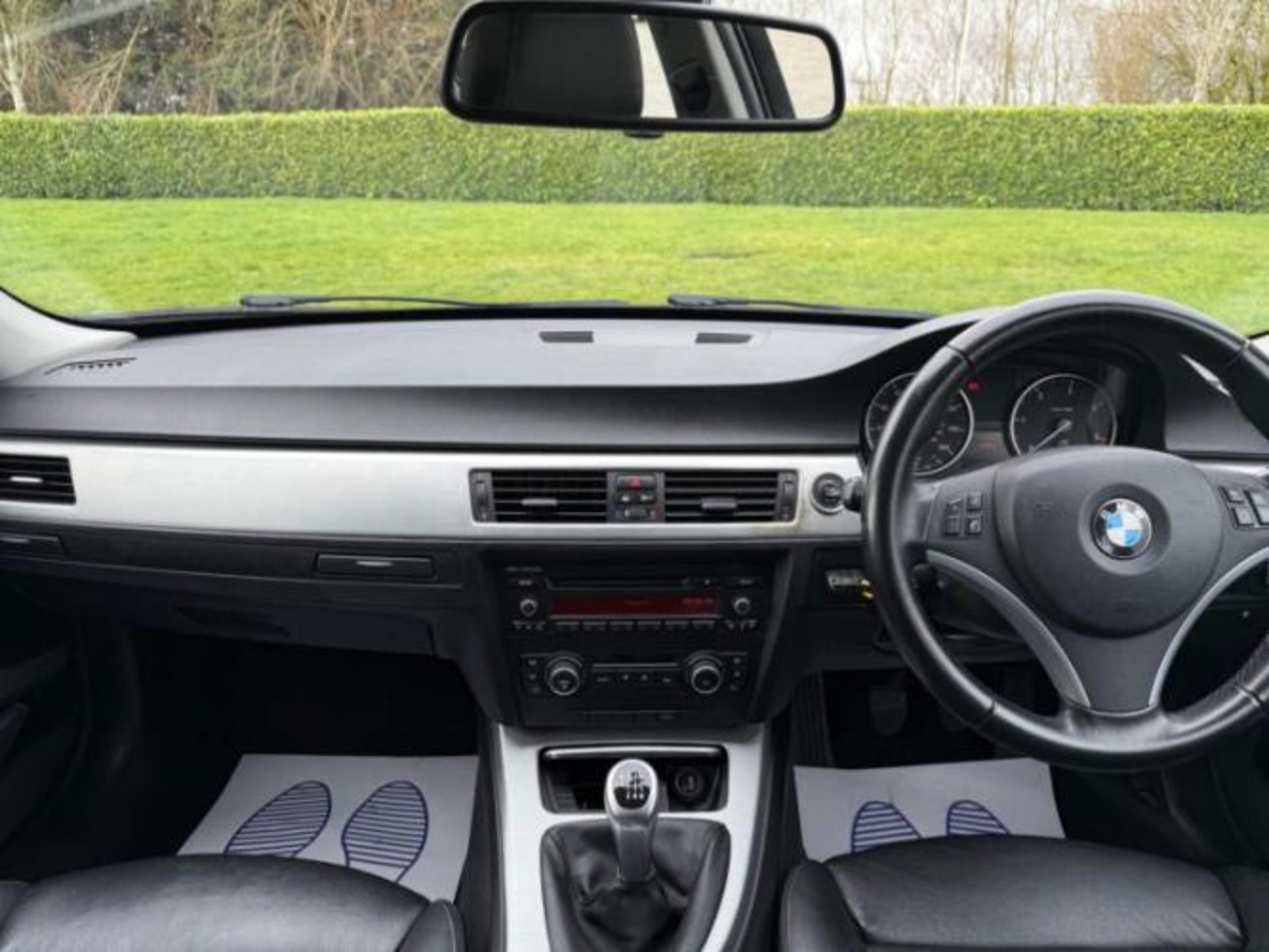 2011 BMW 320D EXCLUSIVE EDITION 1995CC MANUAL SALOON BLACK >>--NO VAT ON HAMMER--<< - Image 14 of 25