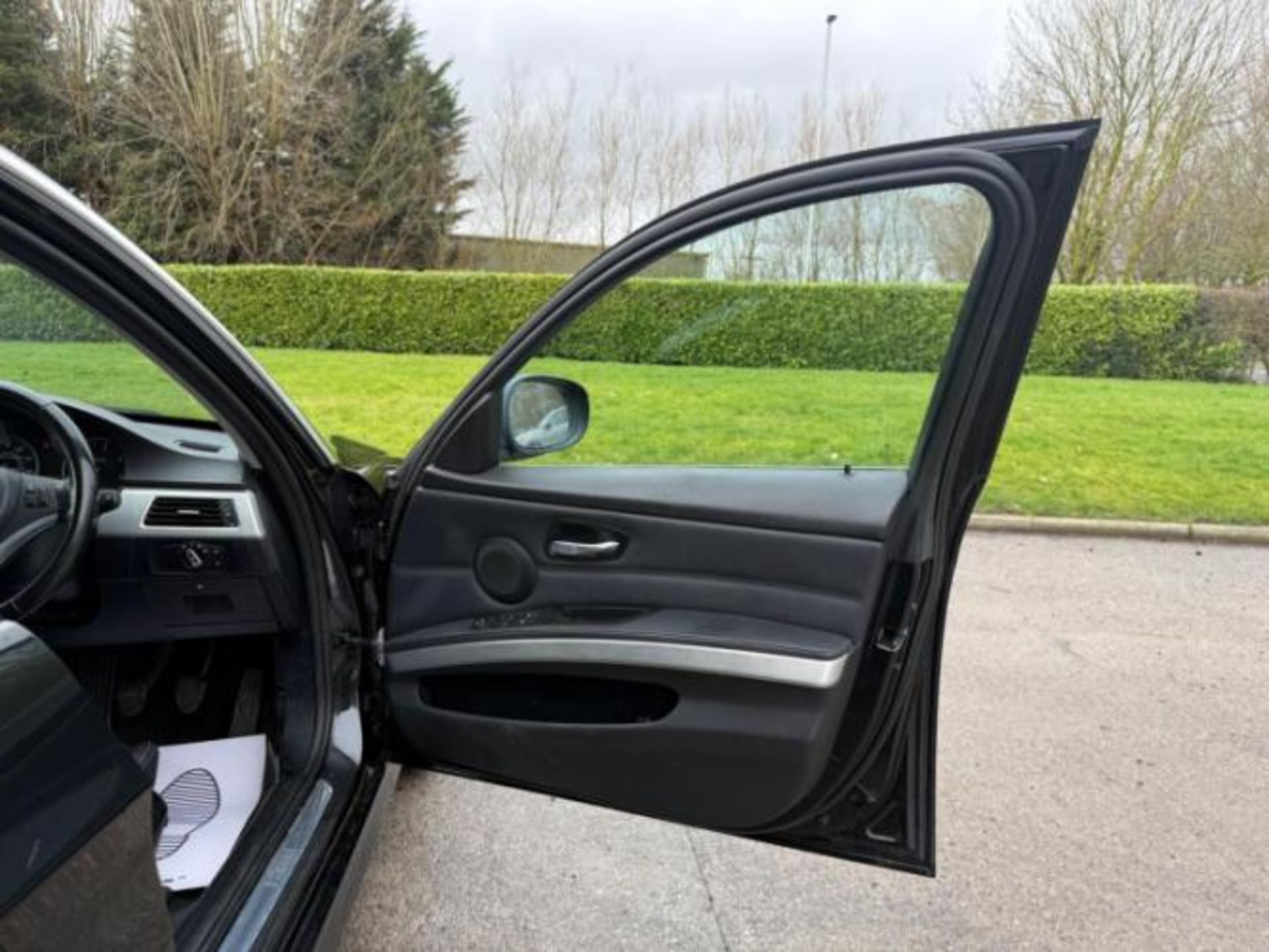 2011 BMW 320D EXCLUSIVE EDITION 1995CC MANUAL SALOON BLACK >>--NO VAT ON HAMMER--<< - Image 24 of 25
