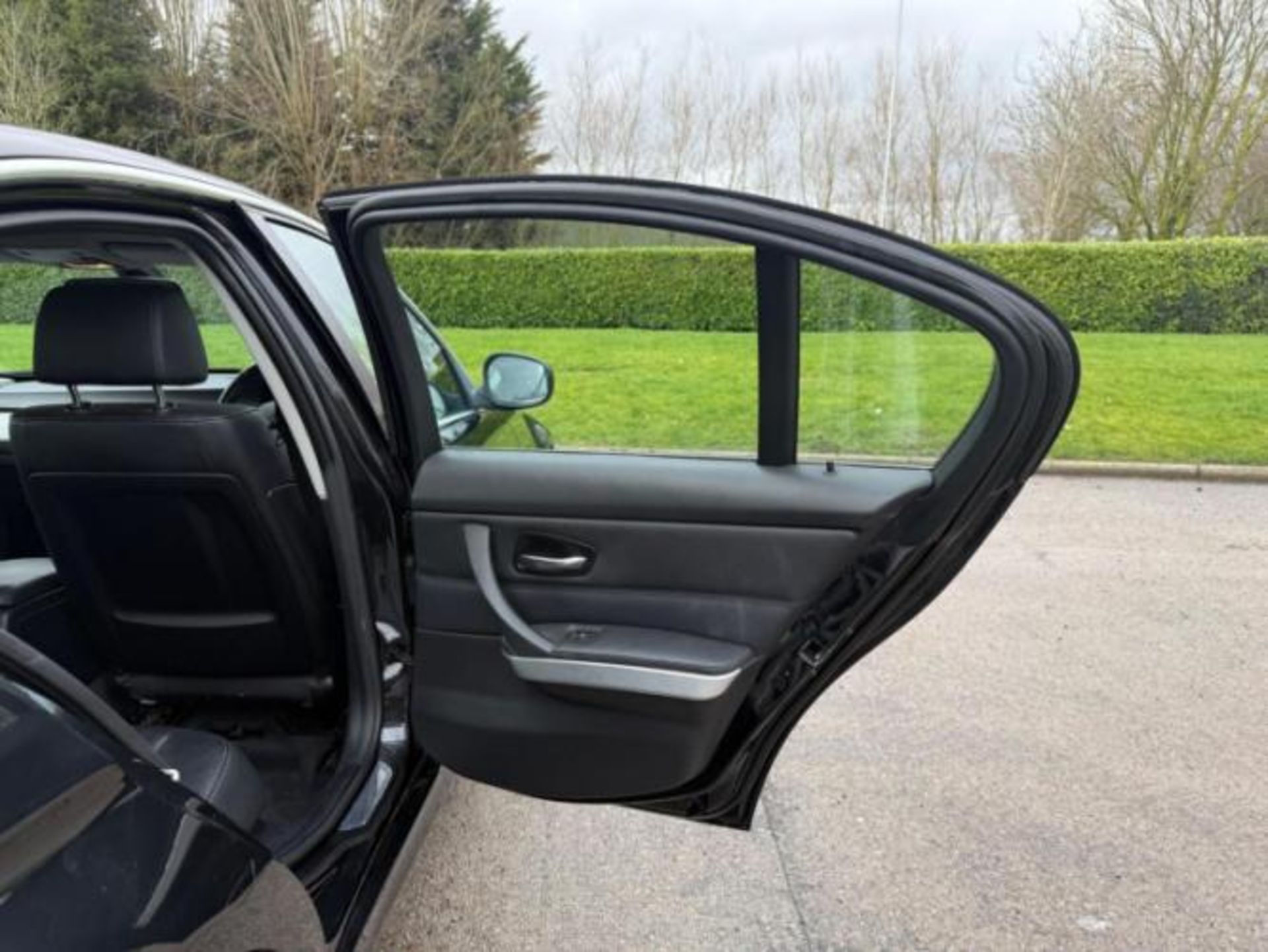 2011 BMW 320D EXCLUSIVE EDITION 1995CC MANUAL SALOON BLACK >>--NO VAT ON HAMMER--<< - Image 18 of 25
