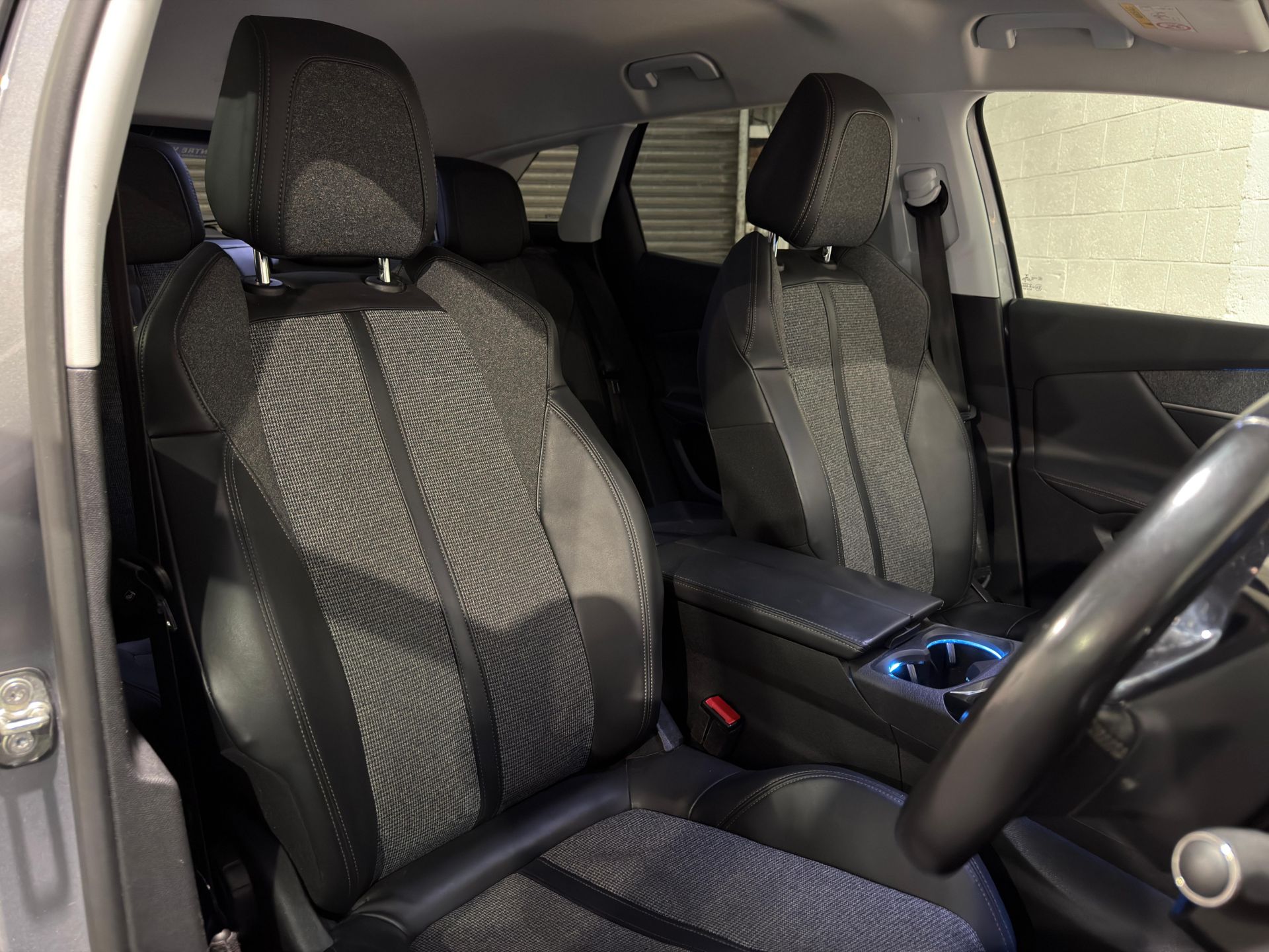 **(ONLY 69K MILEAGE)** 2018 PEUGEOT 3008 ALLURE S/S 1.2 PURETECH MANUAL >>--NO VAT ON HAMMER--<< - Image 18 of 28