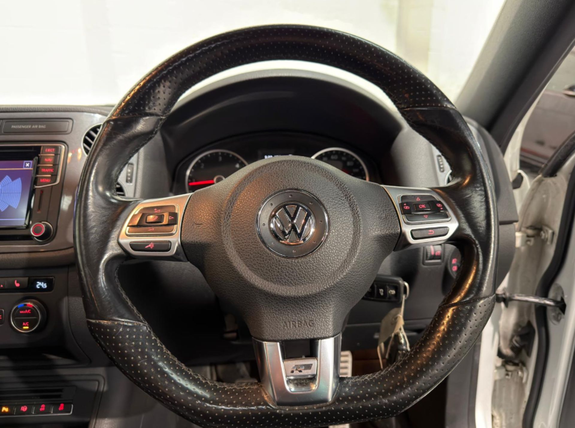 **(ONLY 85K MILEAGE)** 2016 VOLKSWAGEN TIGUAN 2.0 TDI BLUEMOTION TECH >>--NO VAT ON HAMMER--<< - Image 23 of 35