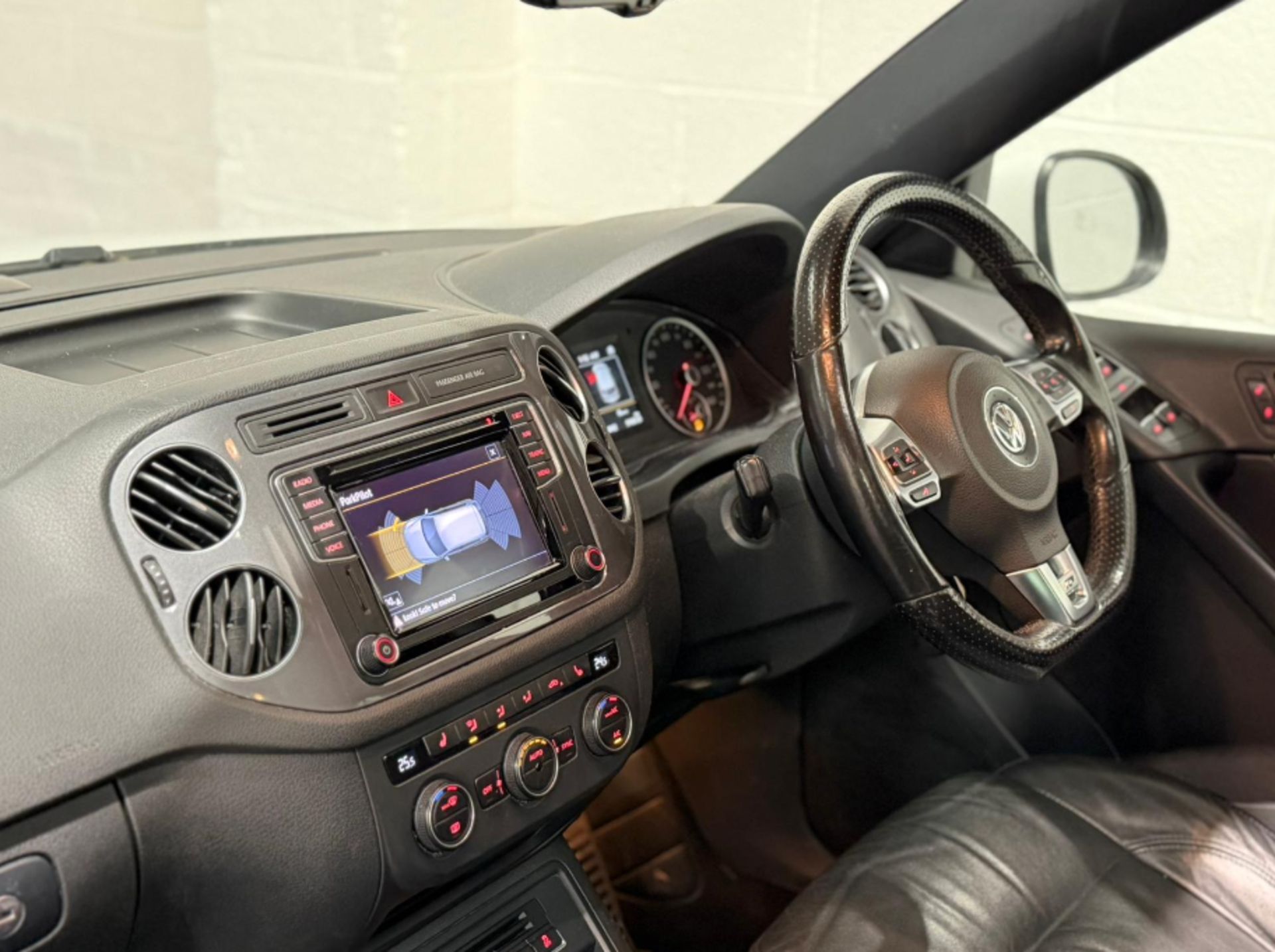 **(ONLY 85K MILEAGE)** 2016 VOLKSWAGEN TIGUAN 2.0 TDI BLUEMOTION TECH >>--NO VAT ON HAMMER--<< - Image 14 of 35