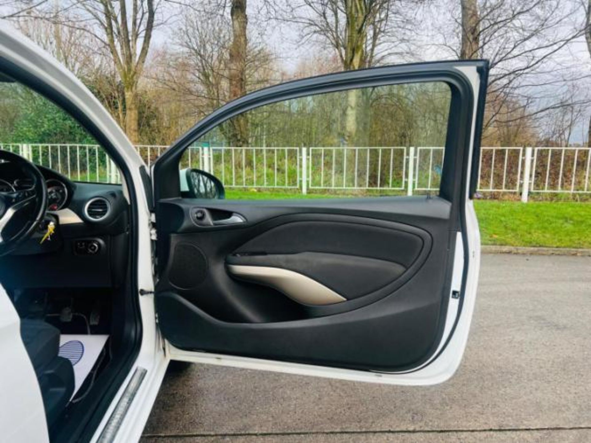 VAUXHALL ADAM 1.2 16V GLAM 3DR – 2013 – PETROL MANUAL >>--NO VAT ON HAMMER--<< - Image 27 of 30
