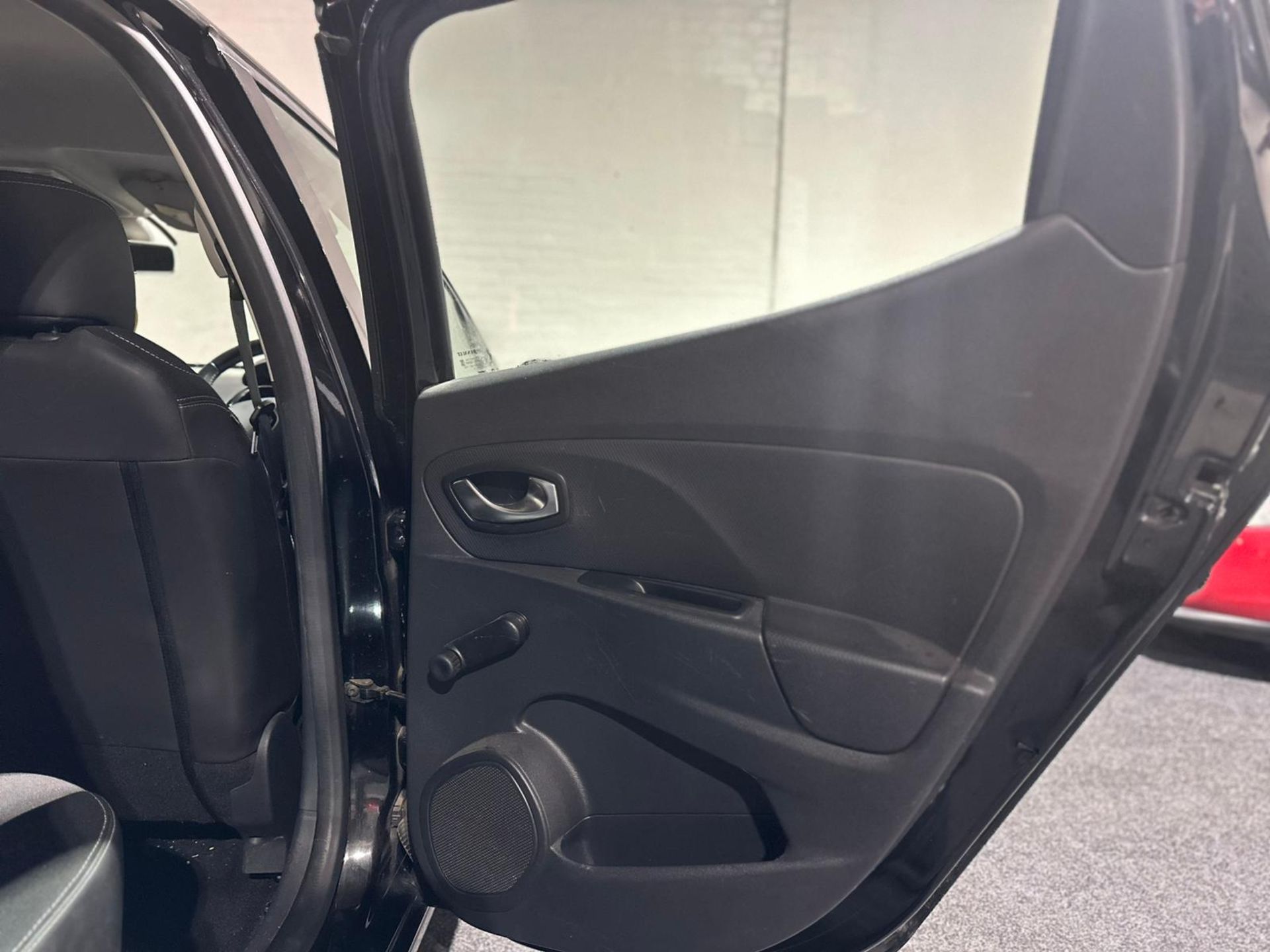 2016 RENAULT CLIO DYNAMIQUE NAV 16V – BLACK >>--NO VAT ON HAMMER--<< - Image 18 of 35