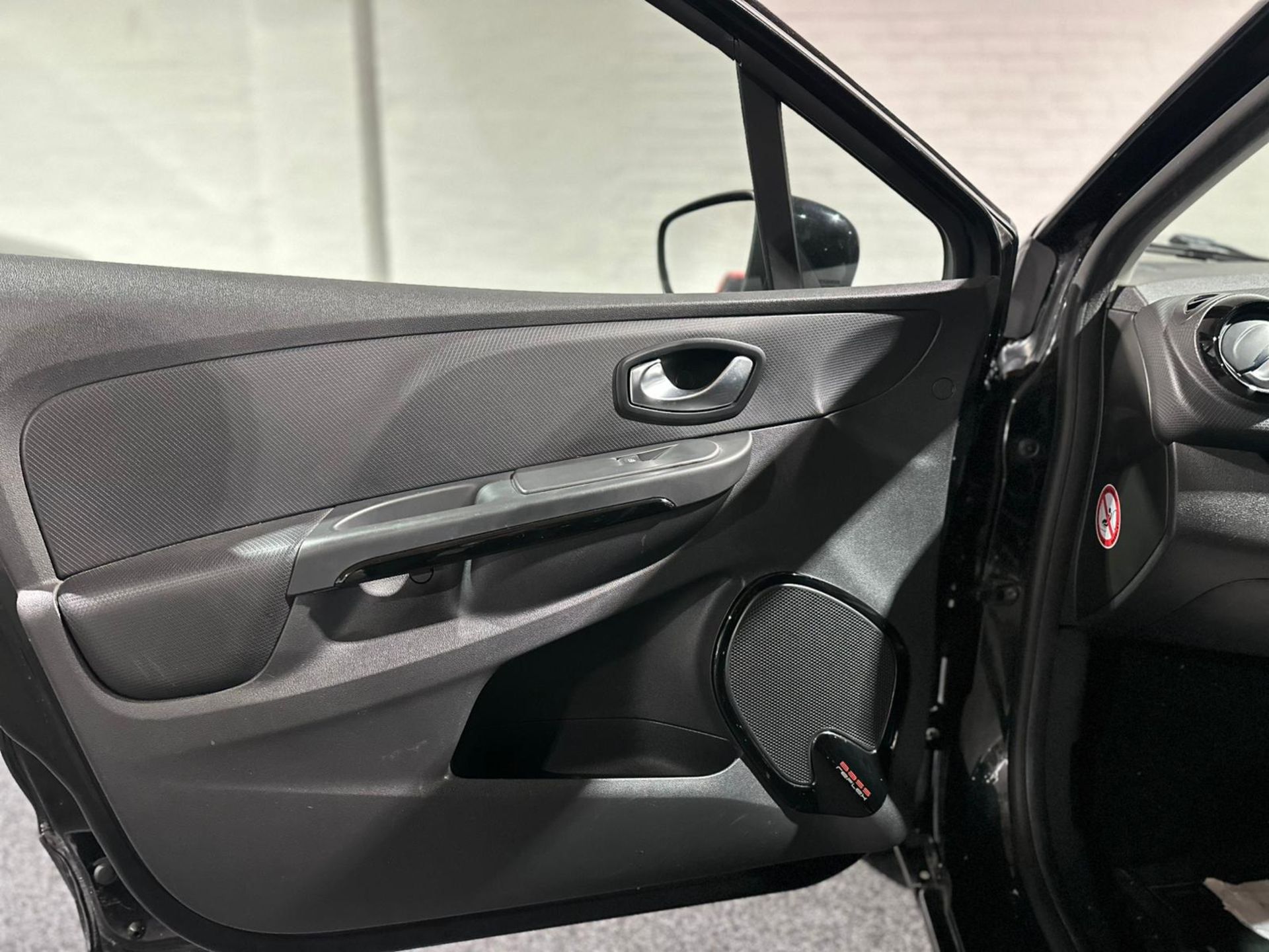 2016 RENAULT CLIO DYNAMIQUE NAV 16V – BLACK >>--NO VAT ON HAMMER--<< - Image 11 of 35