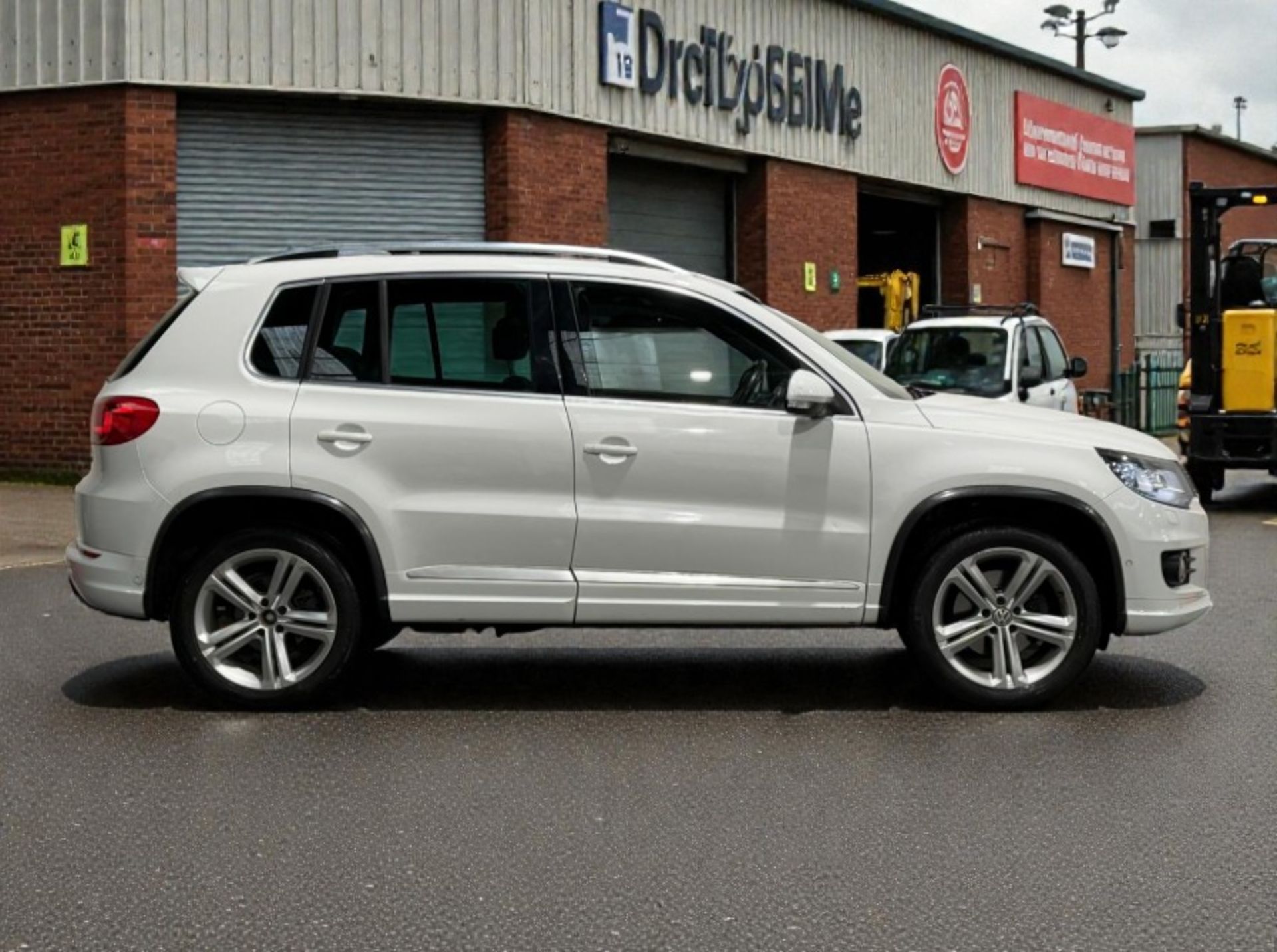 **(ONLY 85K MILEAGE)** 2016 VOLKSWAGEN TIGUAN 2.0 TDI BLUEMOTION TECH >>--NO VAT ON HAMMER--<< - Image 6 of 35