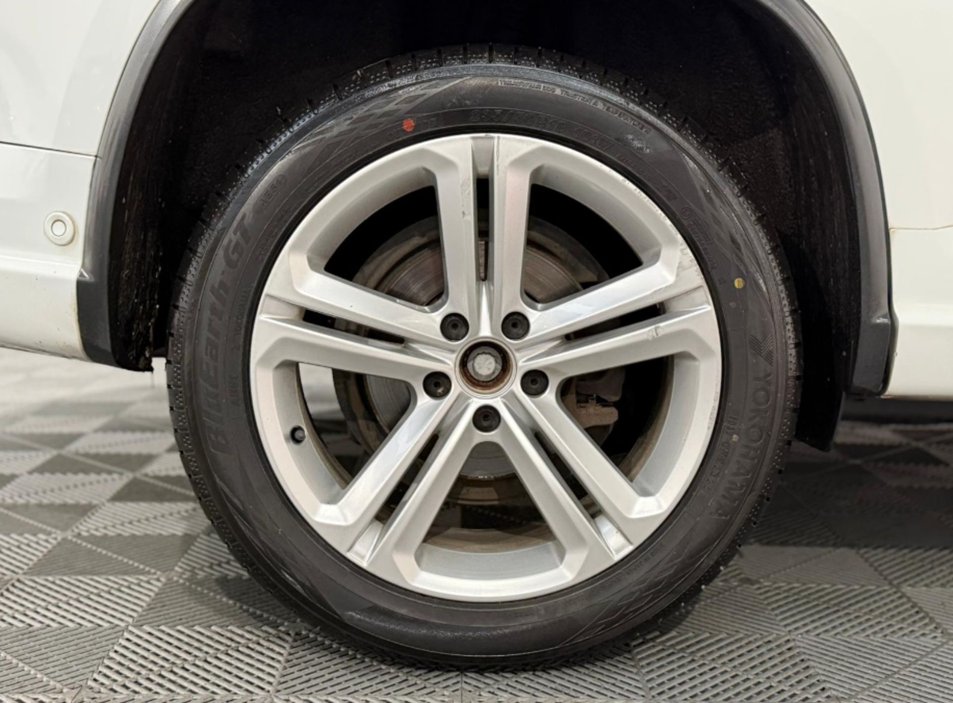 **(ONLY 85K MILEAGE)** 2016 VOLKSWAGEN TIGUAN 2.0 TDI BLUEMOTION TECH >>--NO VAT ON HAMMER--<< - Image 12 of 35
