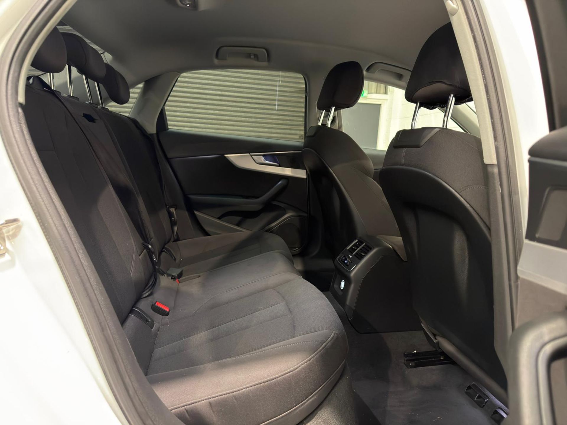 **(ONLY 109K MILEAGE)** 2017 AUDI A4 SE ULTRA TDI 1968CC DIESEL MANUAL >>--NO VAT ON HAMMER--<< - Image 24 of 29
