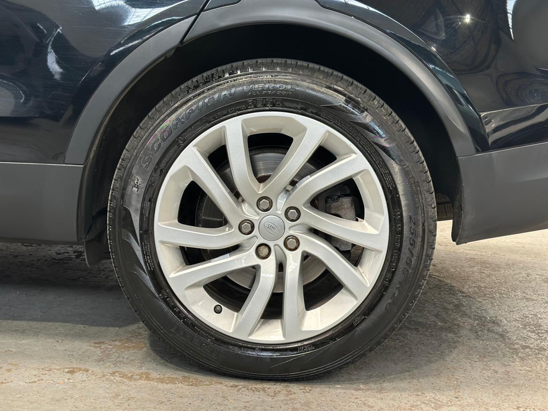 **(ONLY 76K MILEAGE)** 2017 LAND ROVER DISCOVERY HSE >>--NO VAT ON HAMMER--<< - Image 10 of 47