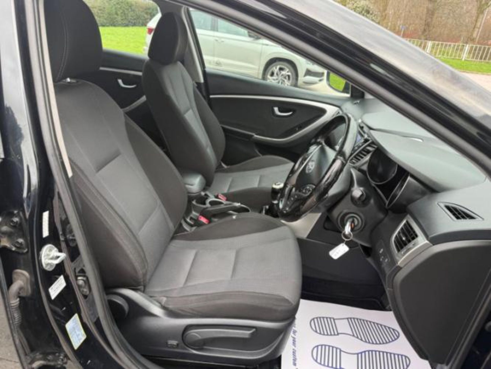 2015 HYUNDAI I30 SE BLUE DRIVE CRDI 1.6 DIESEL MANUAL HATCHBACK BLACK >>--NO VAT ON HAMMER--<< - Image 19 of 40