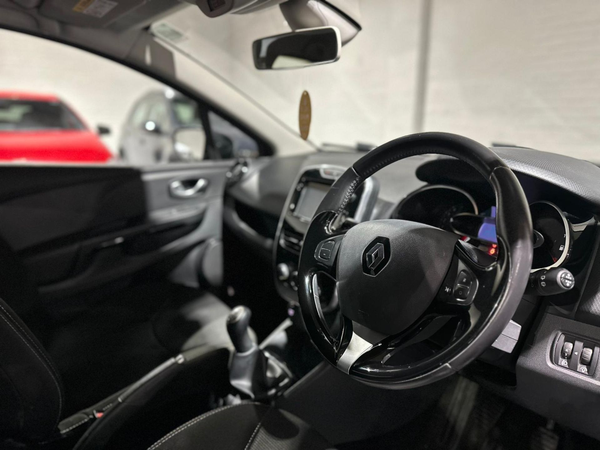 2016 RENAULT CLIO DYNAMIQUE NAV 16V – BLACK >>--NO VAT ON HAMMER--<< - Image 26 of 35