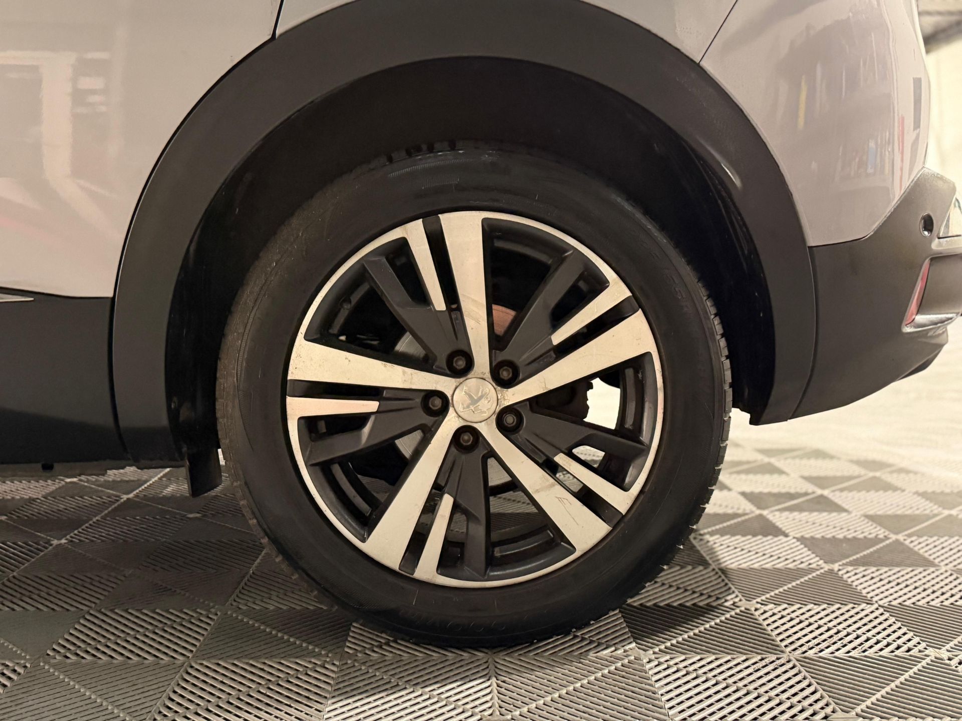 **(ONLY 69K MILEAGE)** 2018 PEUGEOT 3008 ALLURE S/S 1.2 PURETECH MANUAL >>--NO VAT ON HAMMER--<< - Image 24 of 28