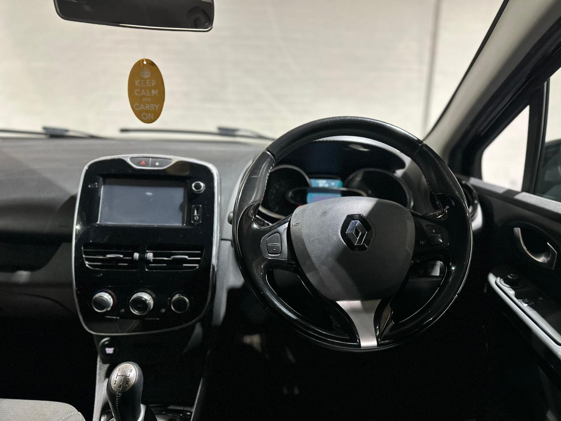 2016 RENAULT CLIO DYNAMIQUE NAV 16V – BLACK >>--NO VAT ON HAMMER--<< - Image 28 of 35