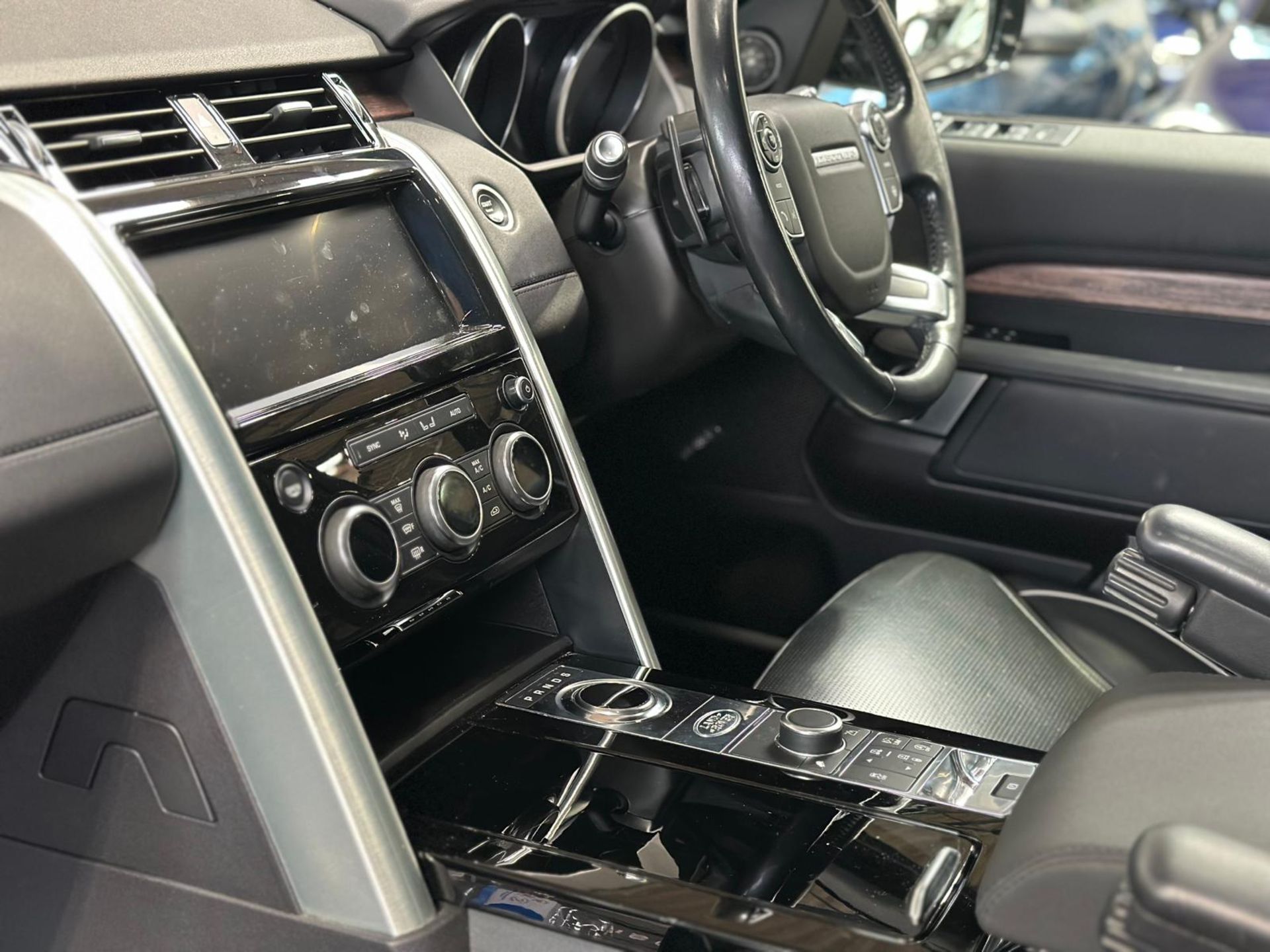 **(ONLY 76K MILEAGE)** 2017 LAND ROVER DISCOVERY HSE >>--NO VAT ON HAMMER--<< - Image 22 of 47