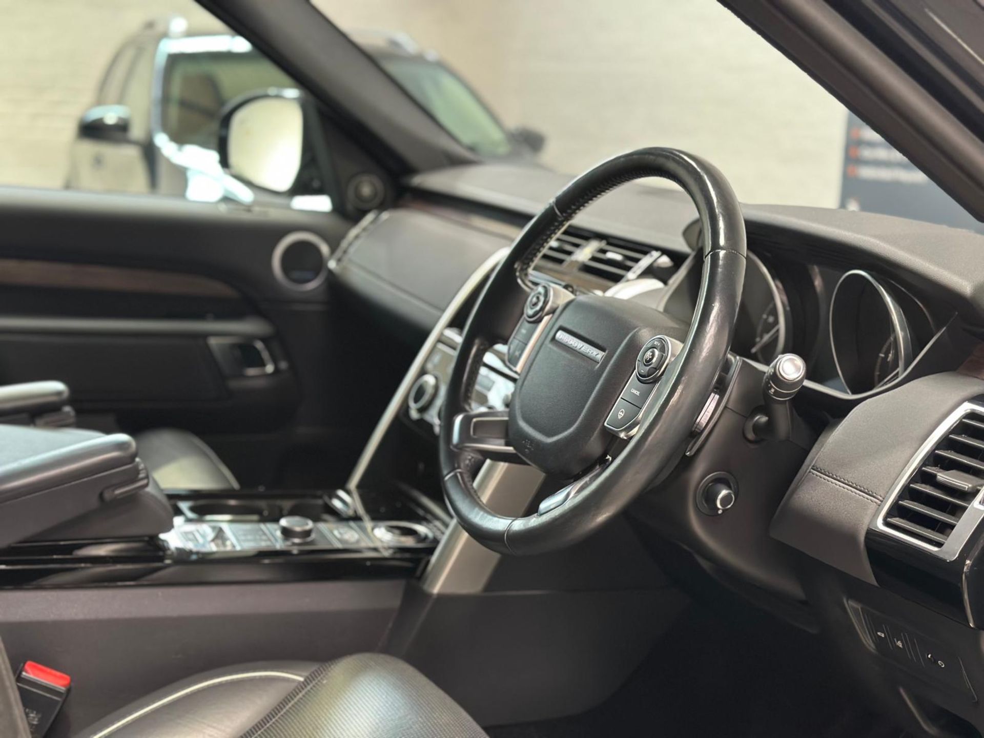 **(ONLY 76K MILEAGE)** 2017 LAND ROVER DISCOVERY HSE >>--NO VAT ON HAMMER--<< - Image 32 of 47