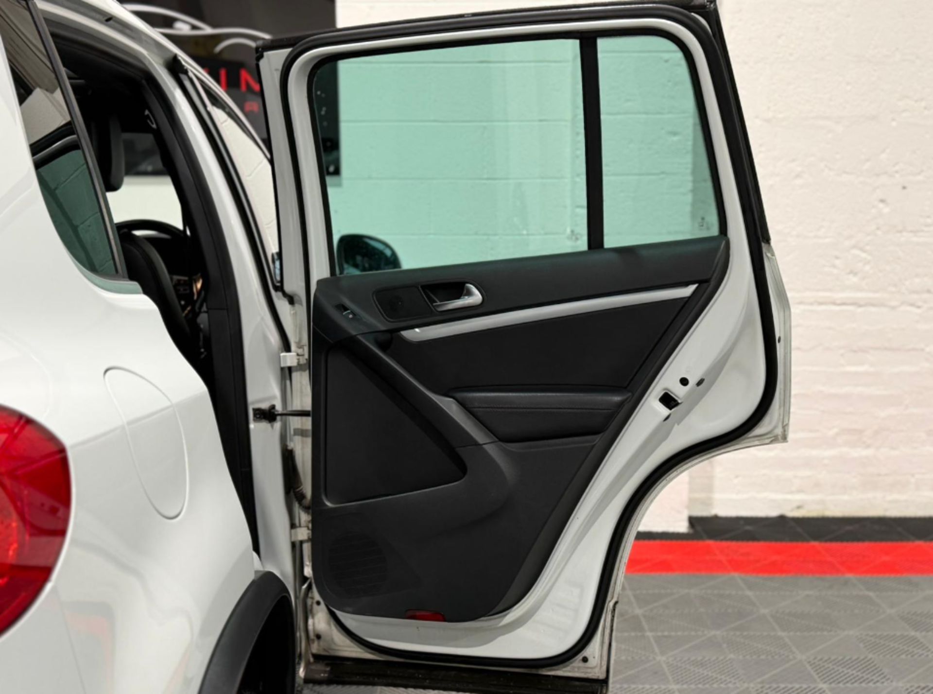 **(ONLY 85K MILEAGE)** 2016 VOLKSWAGEN TIGUAN 2.0 TDI BLUEMOTION TECH >>--NO VAT ON HAMMER--<< - Image 26 of 35