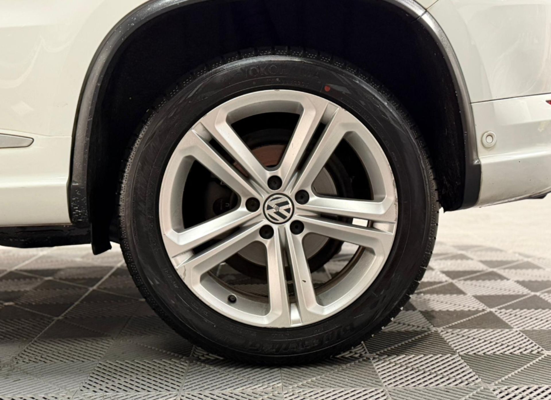 **(ONLY 85K MILEAGE)** 2016 VOLKSWAGEN TIGUAN 2.0 TDI BLUEMOTION TECH >>--NO VAT ON HAMMER--<< - Image 15 of 35