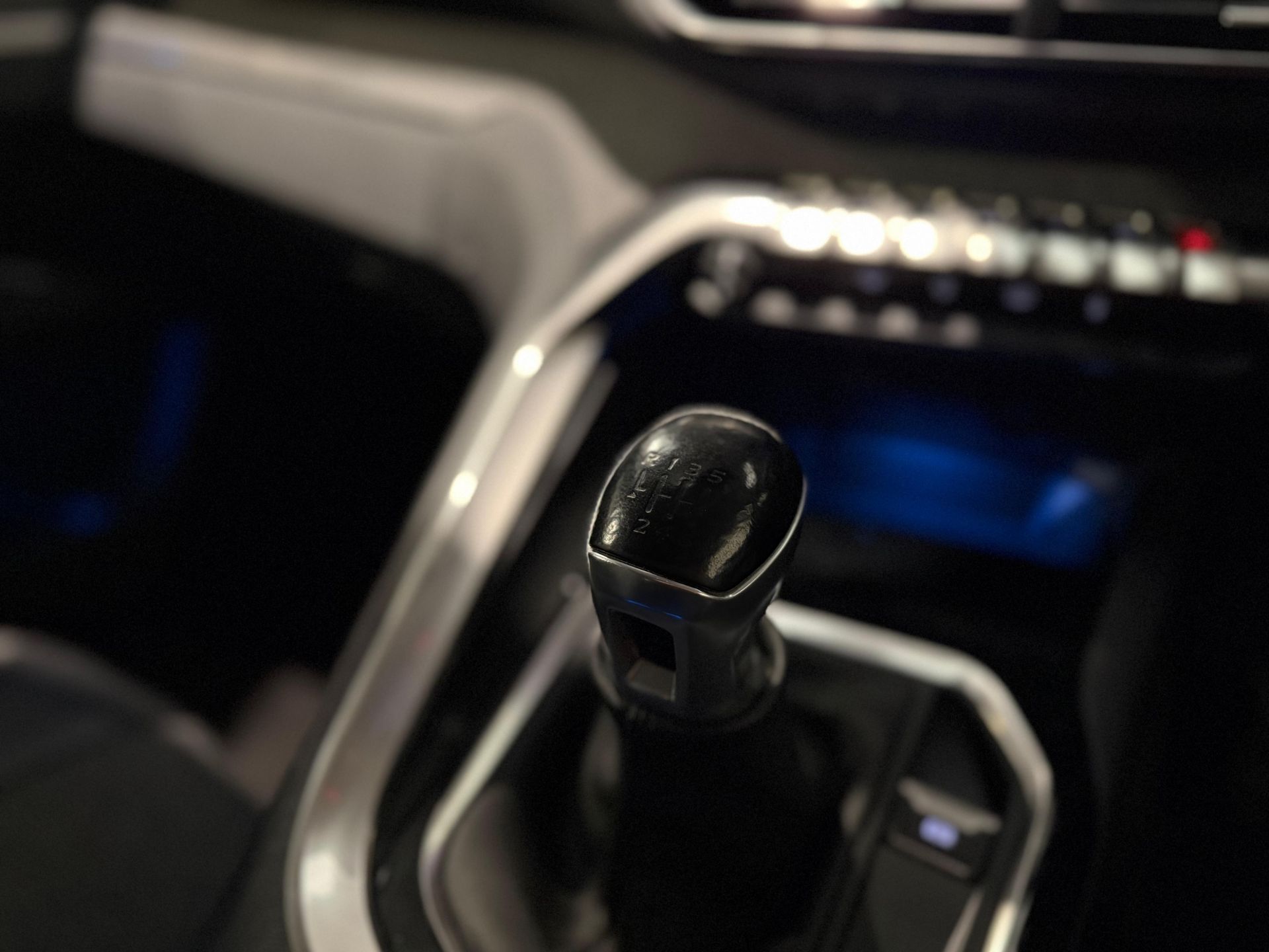 **(ONLY 69K MILEAGE)** 2018 PEUGEOT 3008 ALLURE S/S 1.2 PURETECH MANUAL >>--NO VAT ON HAMMER--<< - Image 13 of 28