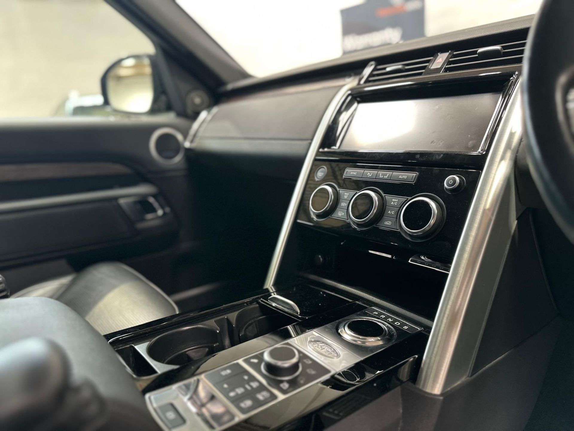 **(ONLY 76K MILEAGE)** 2017 LAND ROVER DISCOVERY HSE >>--NO VAT ON HAMMER--<< - Image 35 of 47