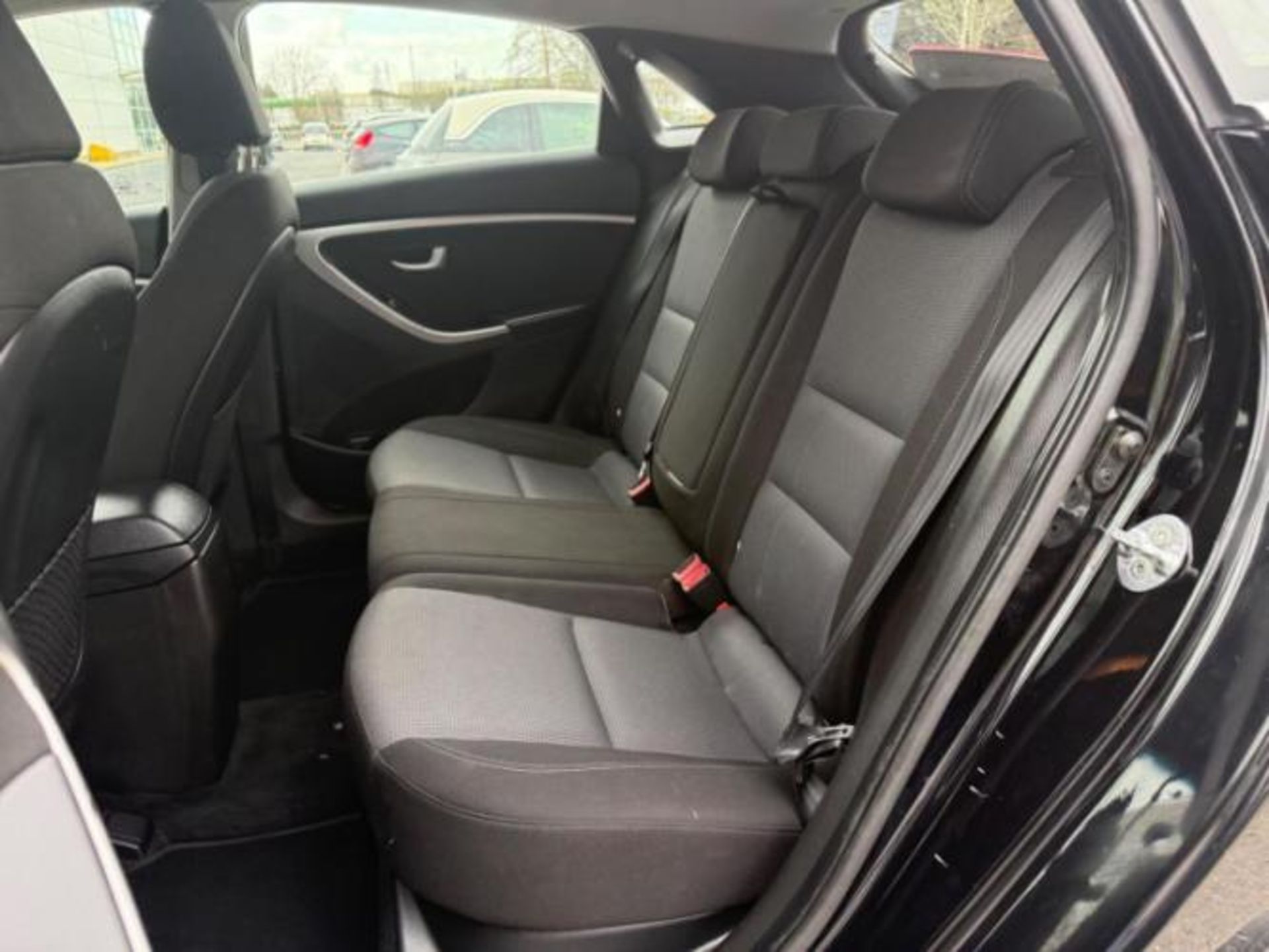 2015 HYUNDAI I30 SE BLUE DRIVE CRDI 1.6 DIESEL MANUAL HATCHBACK BLACK >>--NO VAT ON HAMMER--<< - Image 34 of 40