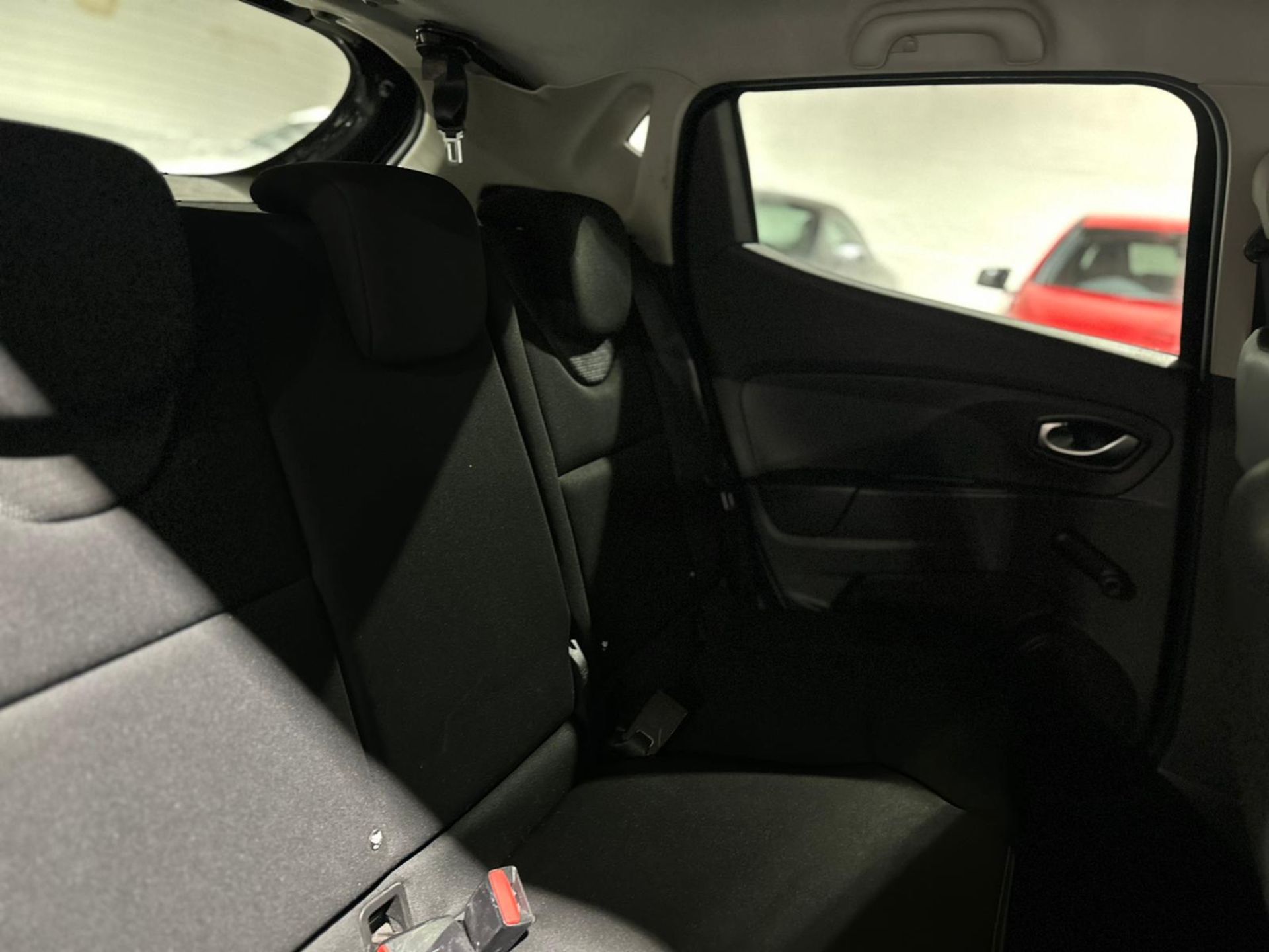 2016 RENAULT CLIO DYNAMIQUE NAV 16V – BLACK >>--NO VAT ON HAMMER--<< - Image 21 of 35