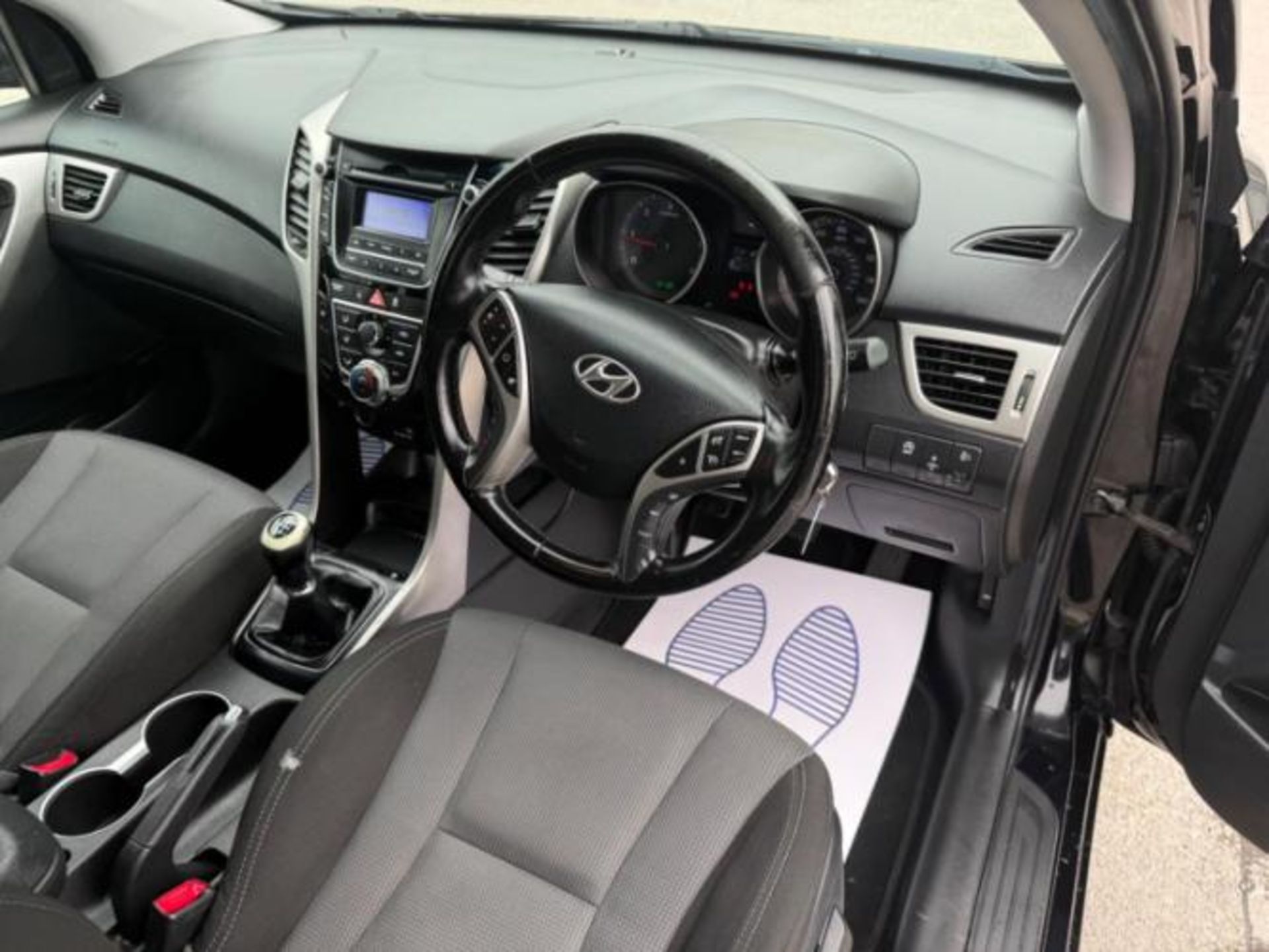 2015 HYUNDAI I30 SE BLUE DRIVE CRDI 1.6 DIESEL MANUAL HATCHBACK BLACK >>--NO VAT ON HAMMER--<< - Image 28 of 40