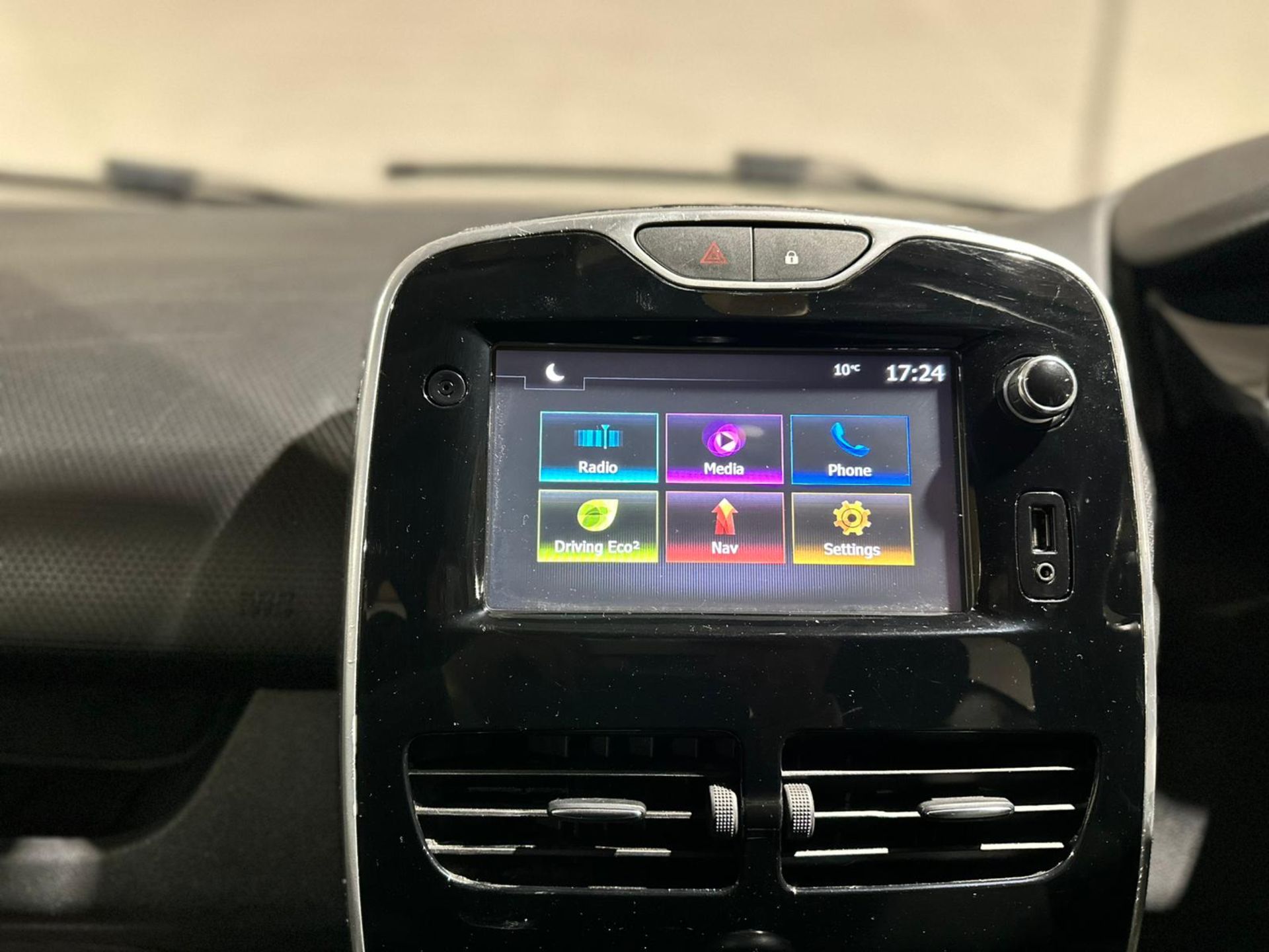 2016 RENAULT CLIO DYNAMIQUE NAV 16V – BLACK >>--NO VAT ON HAMMER--<< - Image 13 of 35