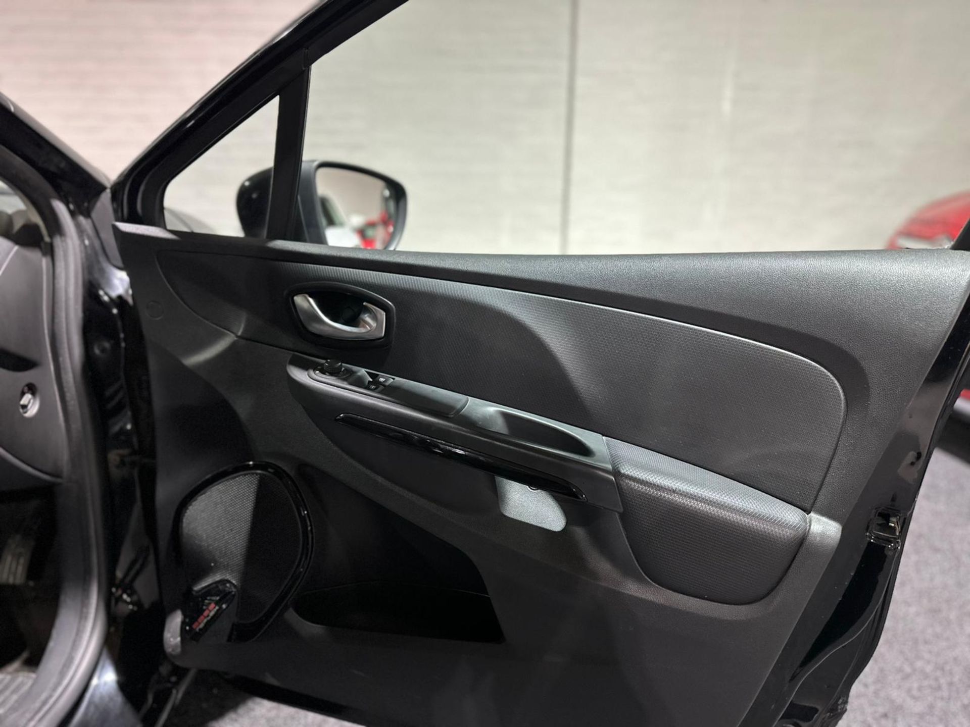 2016 RENAULT CLIO DYNAMIQUE NAV 16V – BLACK >>--NO VAT ON HAMMER--<< - Image 24 of 35