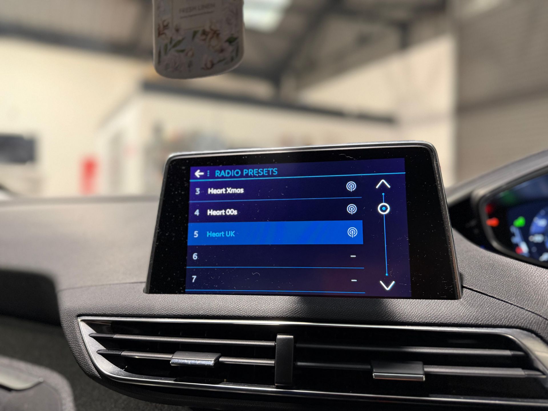 **(ONLY 69K MILEAGE)** 2018 PEUGEOT 3008 ALLURE S/S 1.2 PURETECH MANUAL >>--NO VAT ON HAMMER--<< - Image 20 of 28