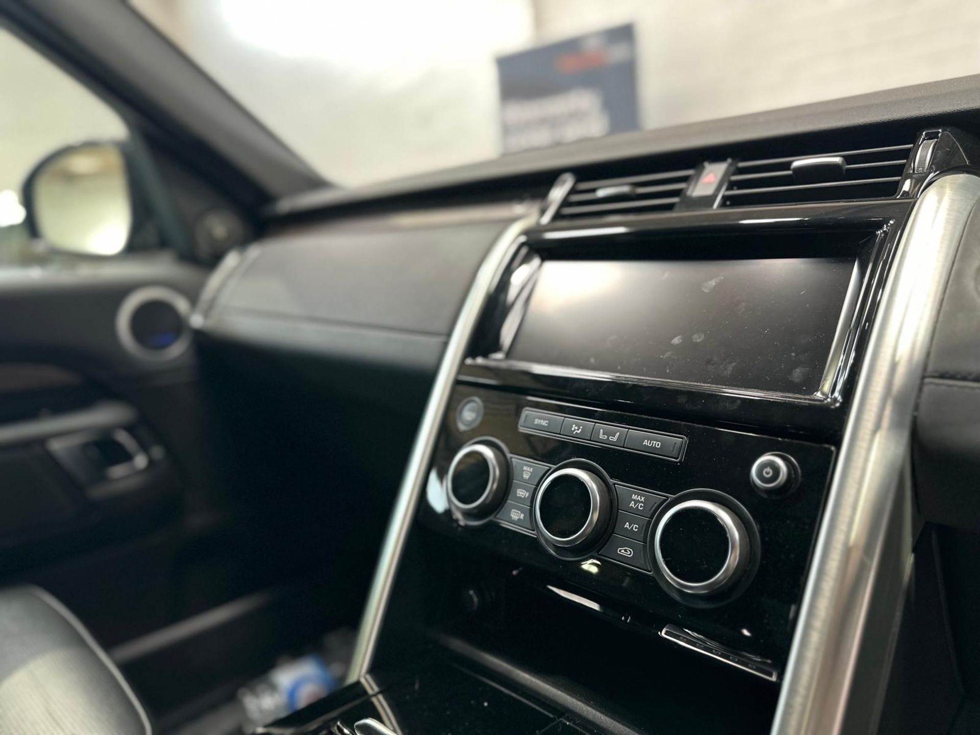**(ONLY 76K MILEAGE)** 2017 LAND ROVER DISCOVERY HSE >>--NO VAT ON HAMMER--<< - Image 20 of 47